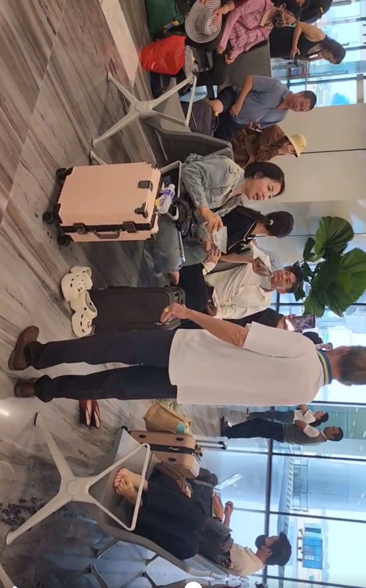 Nhiều khách hàng bị delay trong chuyến bay TP.HCM - Hà Nội của Vietravel Airlines vào cuối năm 2025. Ảnh cắt clip. 