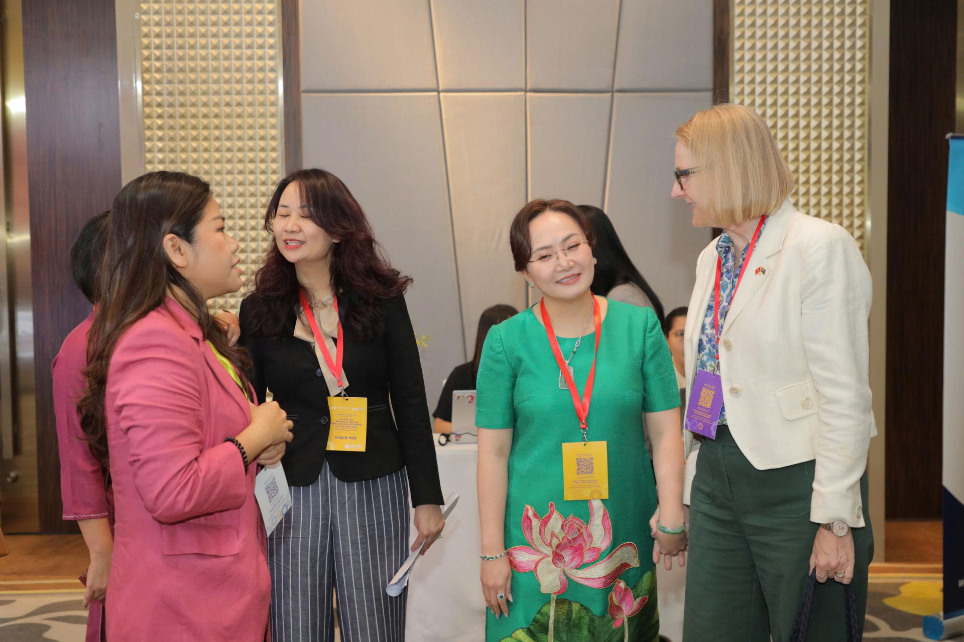 Bà Ức My chia sẻ cùng bà Sarah Hooper (Tổng lãnh sự Australia tại TP.HCM). 