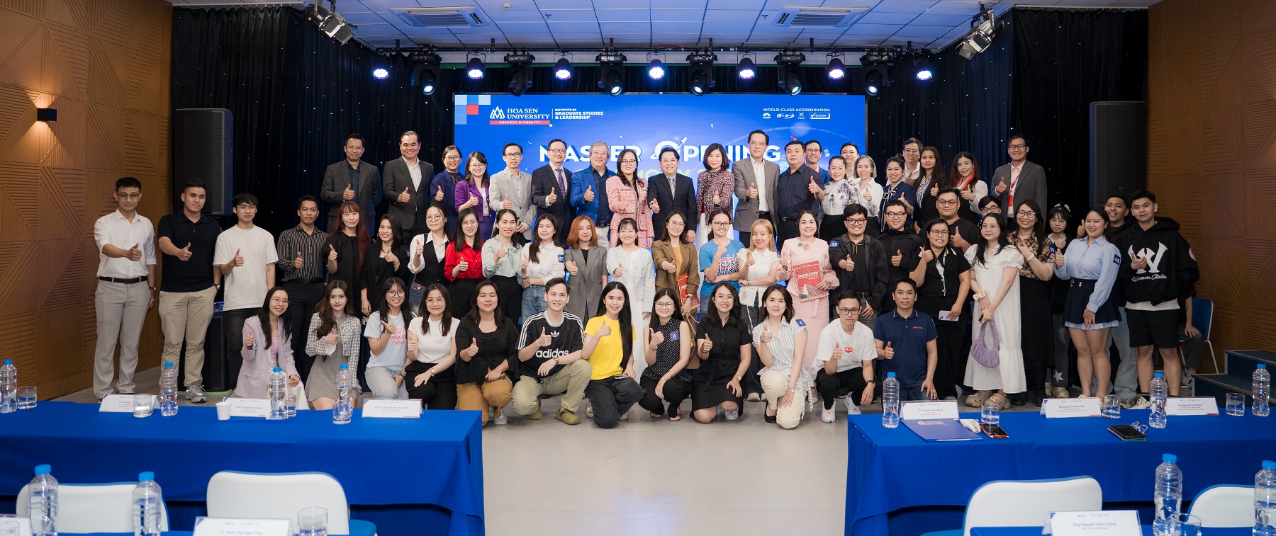 Bà Huỳnh Thị Xuân Liên chụp hình cùng lãnh đạo trường và sinh viên. 