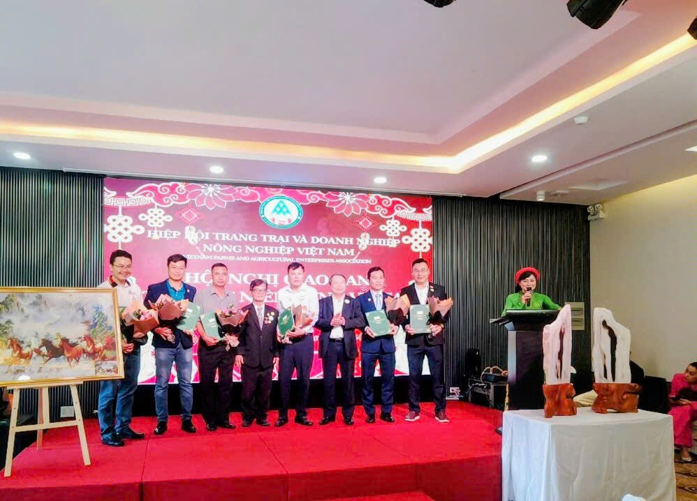 Lãnh đạo VFAEA trao quyết định bổ nhiệm một số vị trí chủ chốt của Hiệp hội.