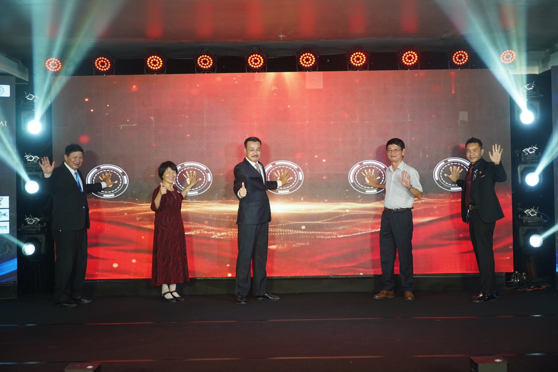 Ra mắt Câu lạc bộ Doanh nhân và Pháp luật. 