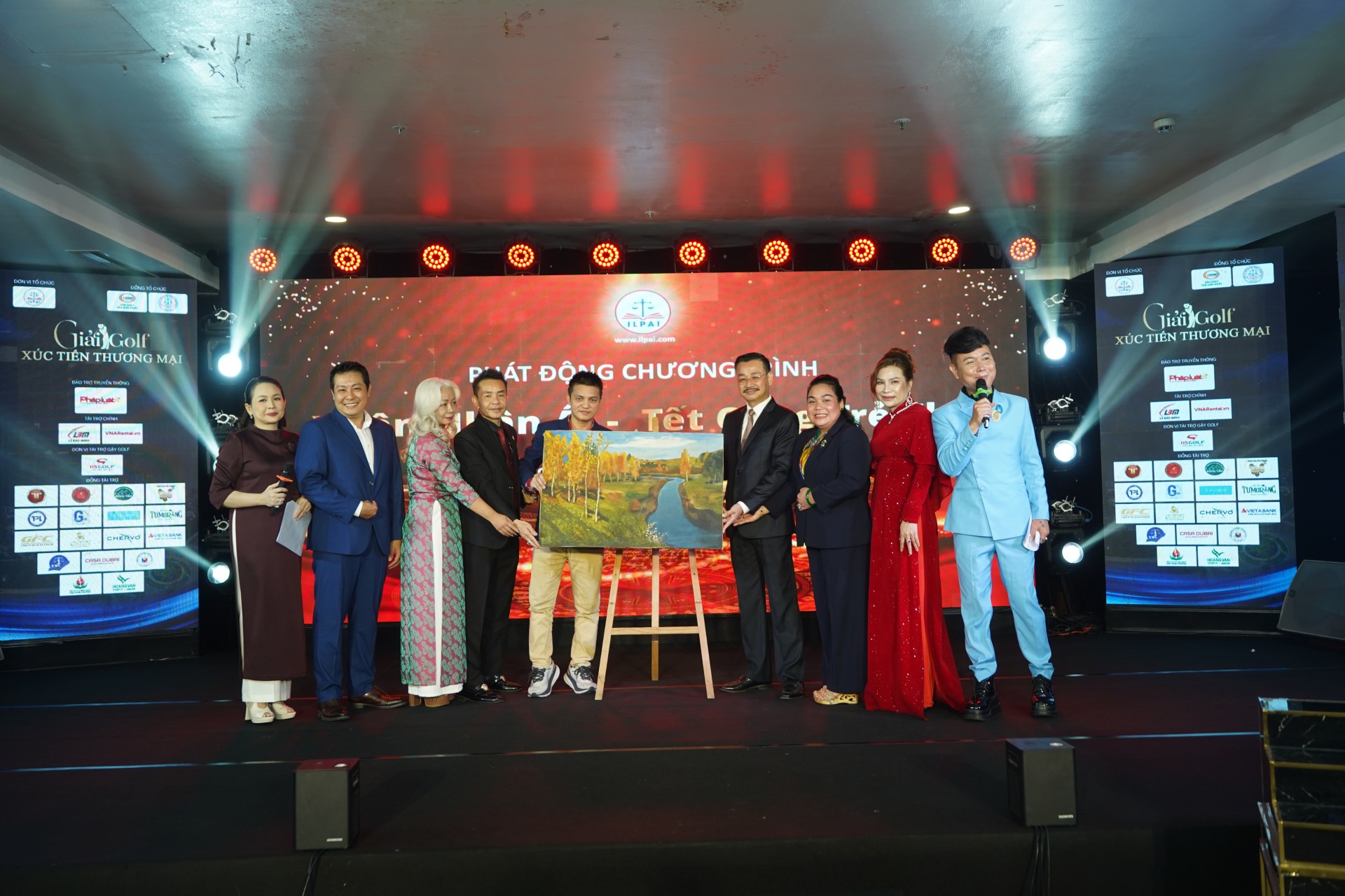 Bán đấu giá tranh ủng hộ trẻ em khó khăn. 