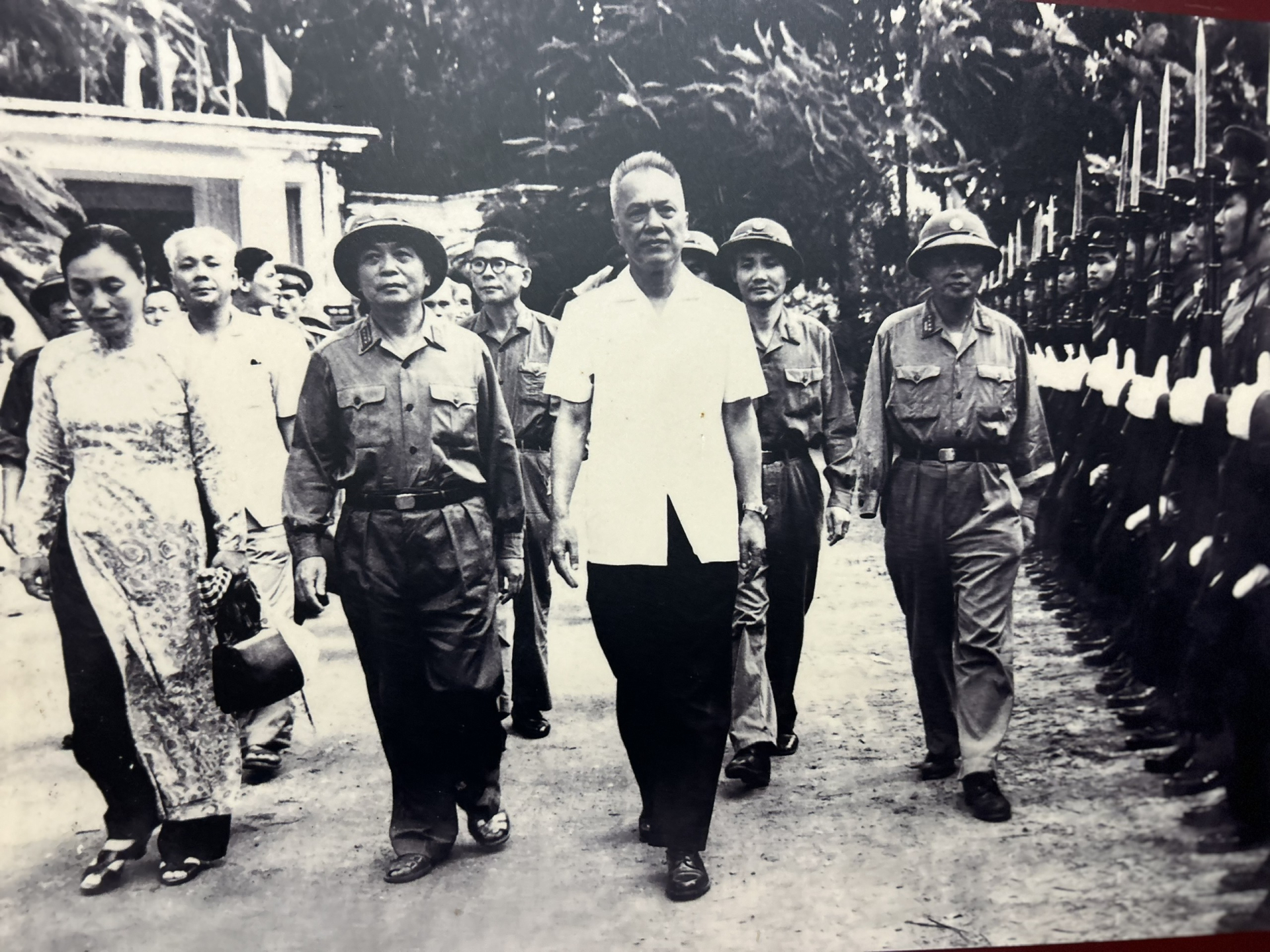 Cố Luật sư Nguyễn Hữu Thọ (áo trắng) là nhà cách mạng lỗi lạc.