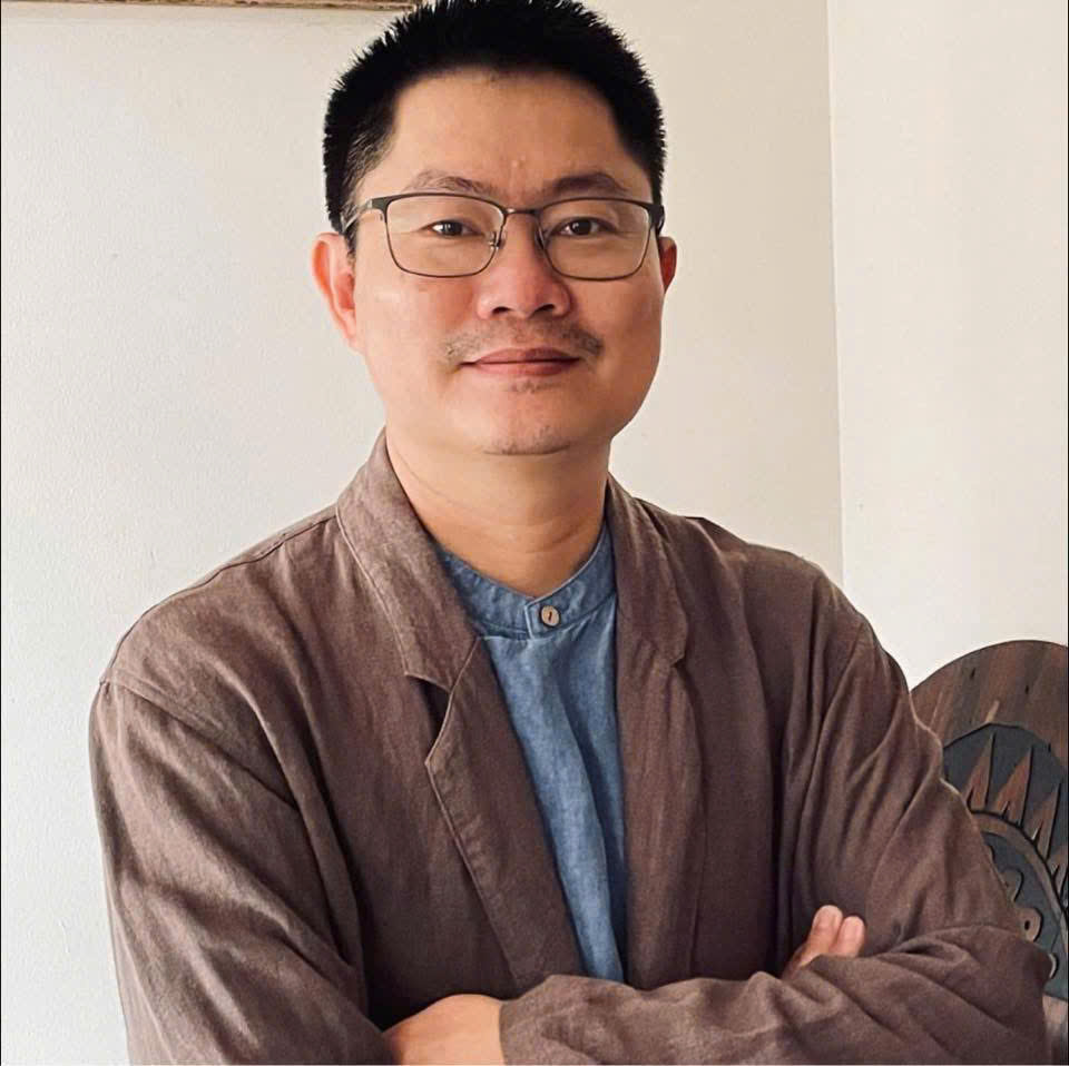 NCS.ThS Nguyễn Đức Tính (bút danh: Nguyễn Đức) hiện là Phó Viện trưởng Thường trực Viện Đào tạo và Nâng cao TP Hồ Chí Minh; Nghiên cứu sinh chuyên ngành Kinh tế Chính trị Học viện Chính trị (Bộ Quốc phòng).