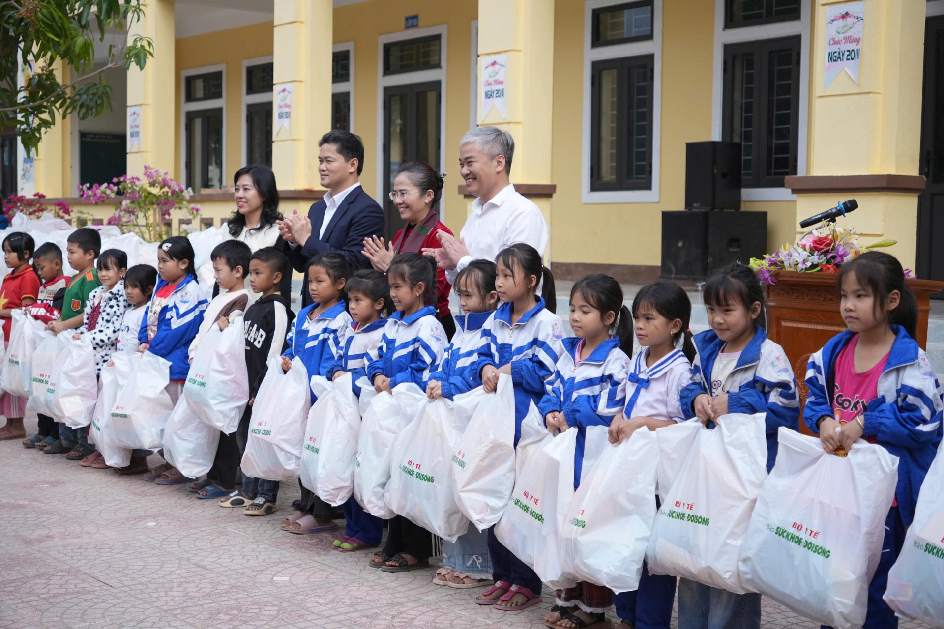 Các em nhỏ nhận quà tết. 