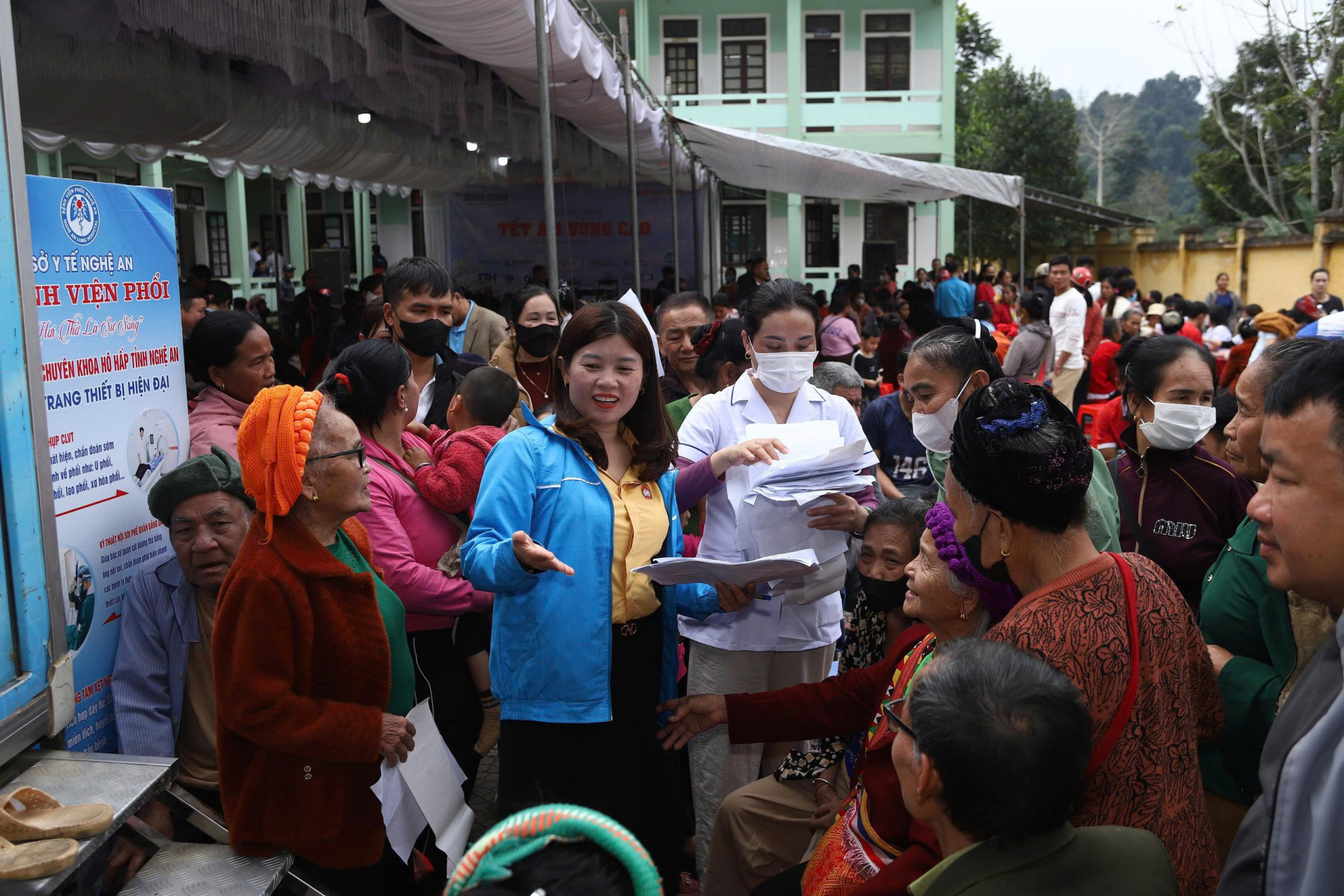 Hoạt động thăm khám diễn ra với sự tham dự của đông đảo người dân.