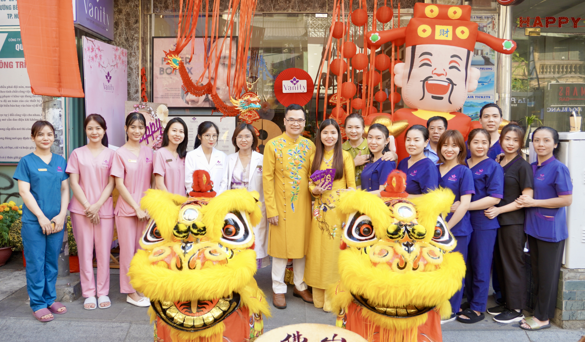 Bác sĩ Huỳnh Ngọc Hưng và các cộng sự. 