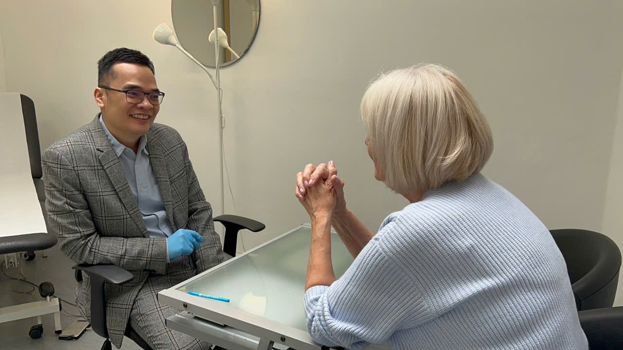 Thạc sĩ Bác sĩ Huỳnh Ngọc Hưng tư vấn cho khách hàng. 