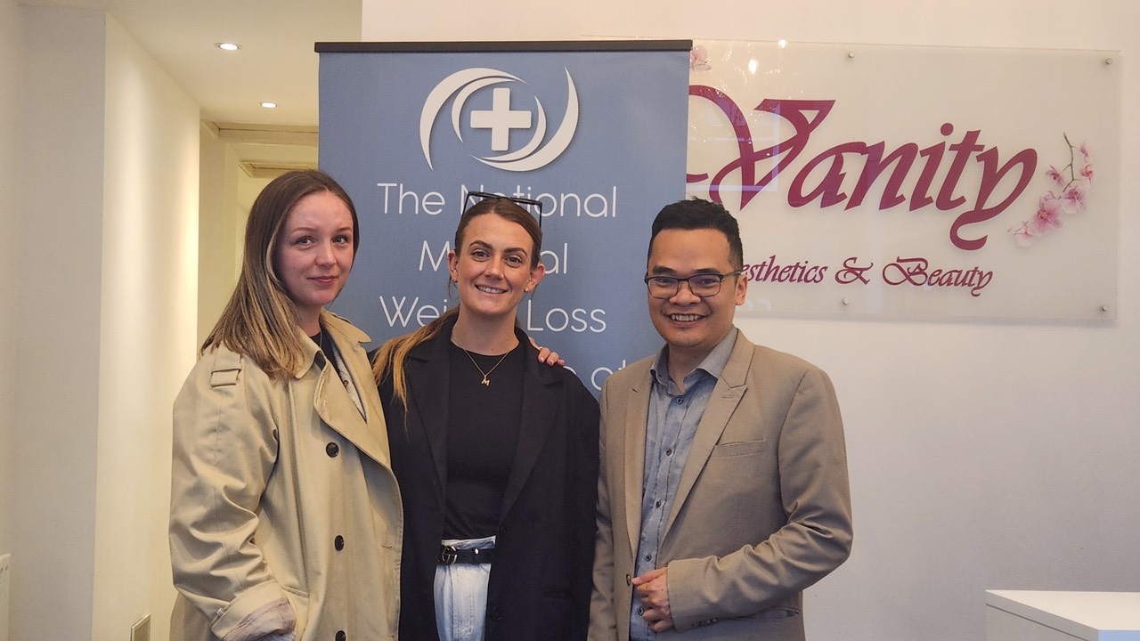 Thạc sĩ, bác sĩ Huỳnh Ngọc Hưng (bìa phải). 