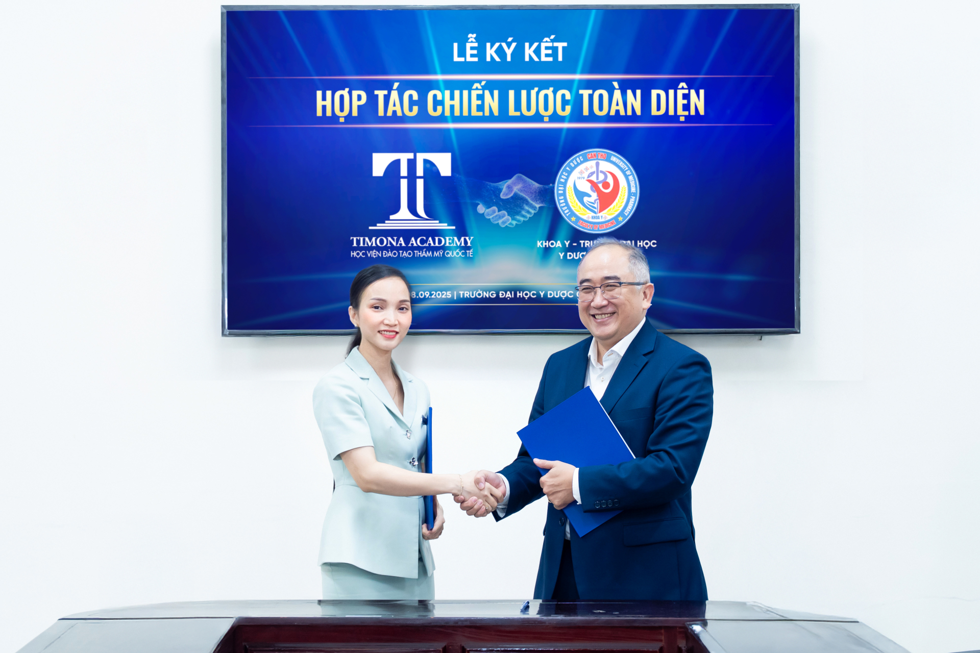 Đại diện Timona Academy và Khoa Y - Trường ĐH Y Dược Cần Thơ ký kết hợp tác toàn diện