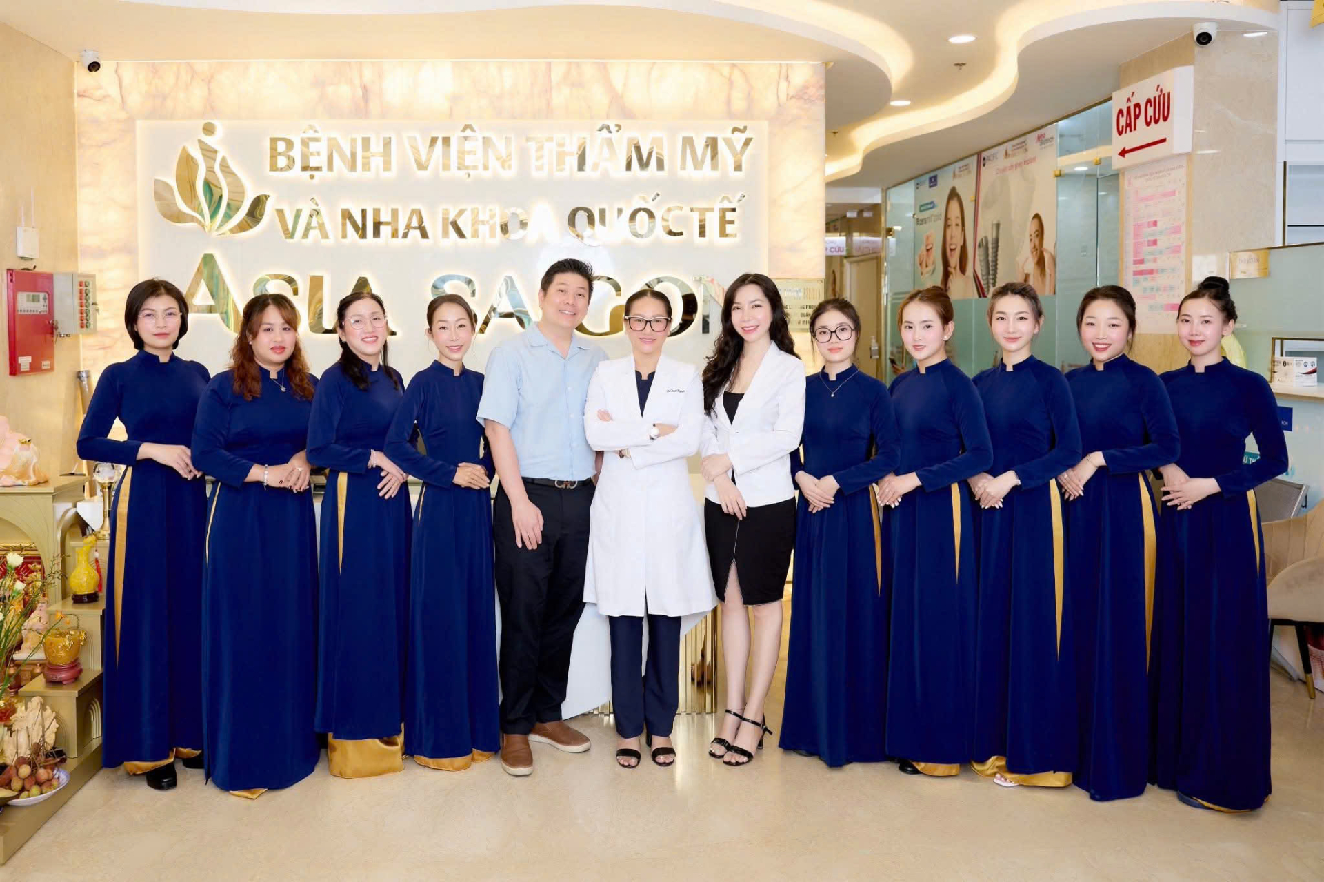 Chị Nguyễn Ngọc Linh Châu và các cộng sự Bệnh viện Thẩm mỹ và Nha khoa Quốc tếAsia Sài Gòn.