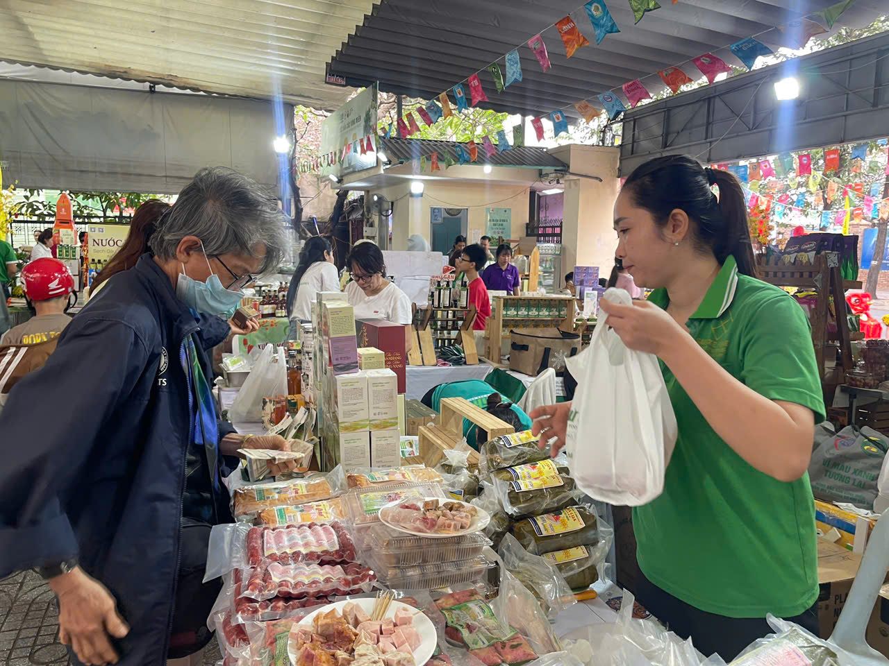 Nhiều đặc sản được bày bán. 