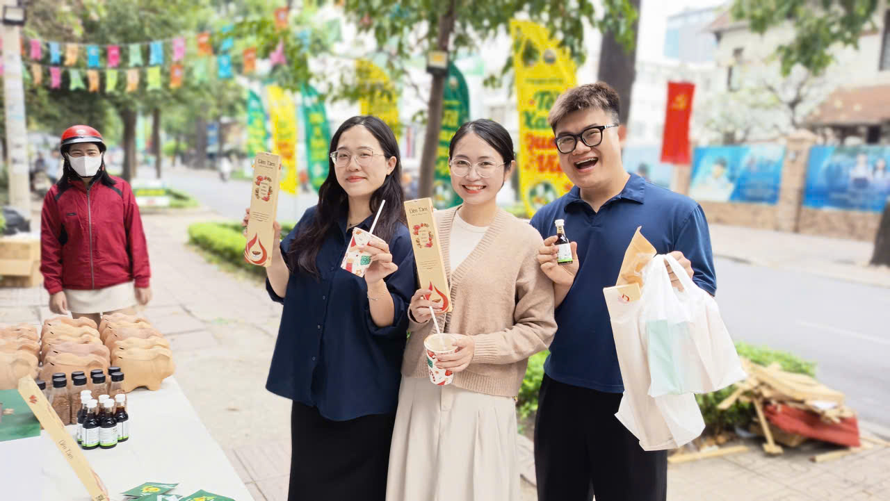 Các bạn trẻ mua sắm tại phiên chợ. 