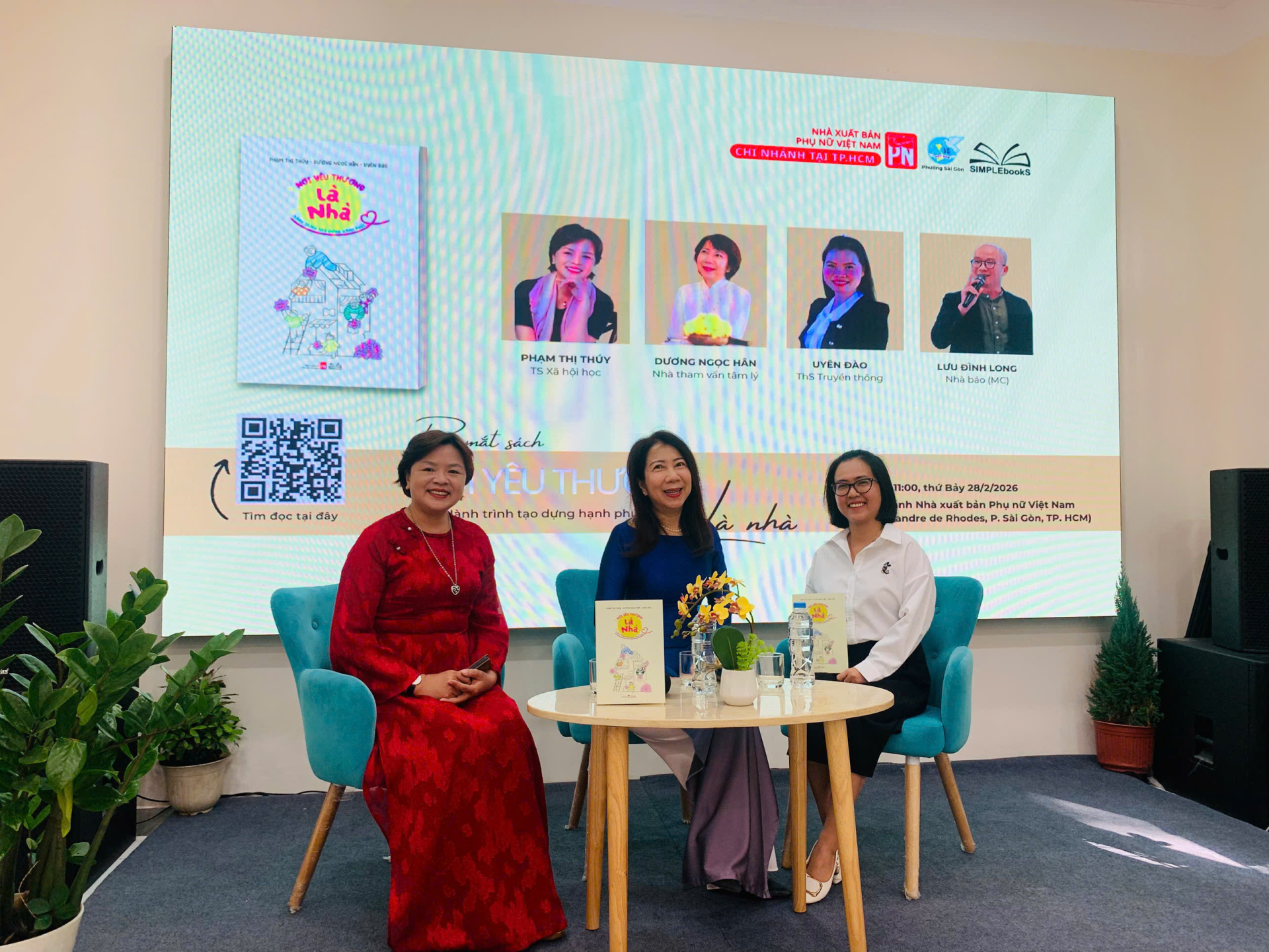 Tác giả TS. Phạm Thị Thúy (bìa trái) và Biên tập, Cố vấn xuất bản với 28 năm kinh nghiệm Dương Ngọc Hân (giữa) giao lưu cùng khán giả tại buổi ra măt sách.