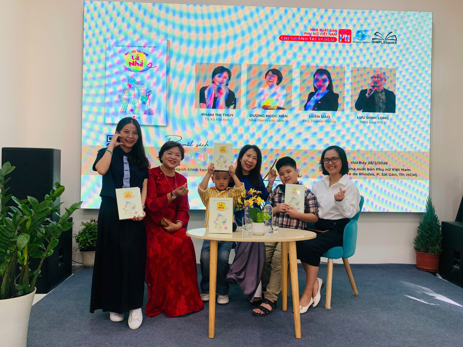 Nhóm tác giả giao lưu cùng bạn đọc.