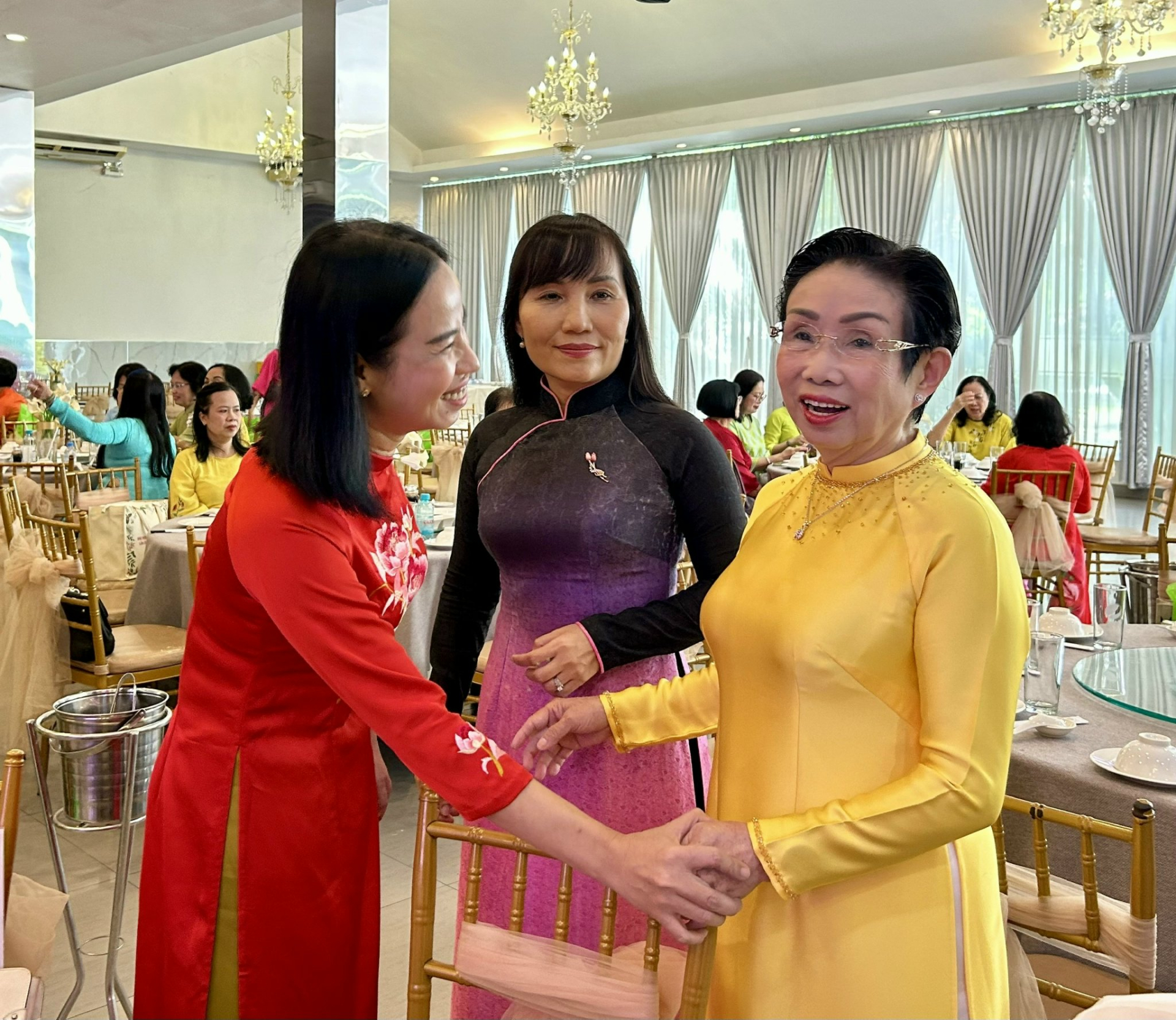 Bà Võ Ngọc Thanh Trúc, Chủ tịch Hội Liên hiệp Phụ nữ TP.HCM (áo dài đỏ) chia vui cùng lãnh đạo Hội Nữ trí thức TP.HCM