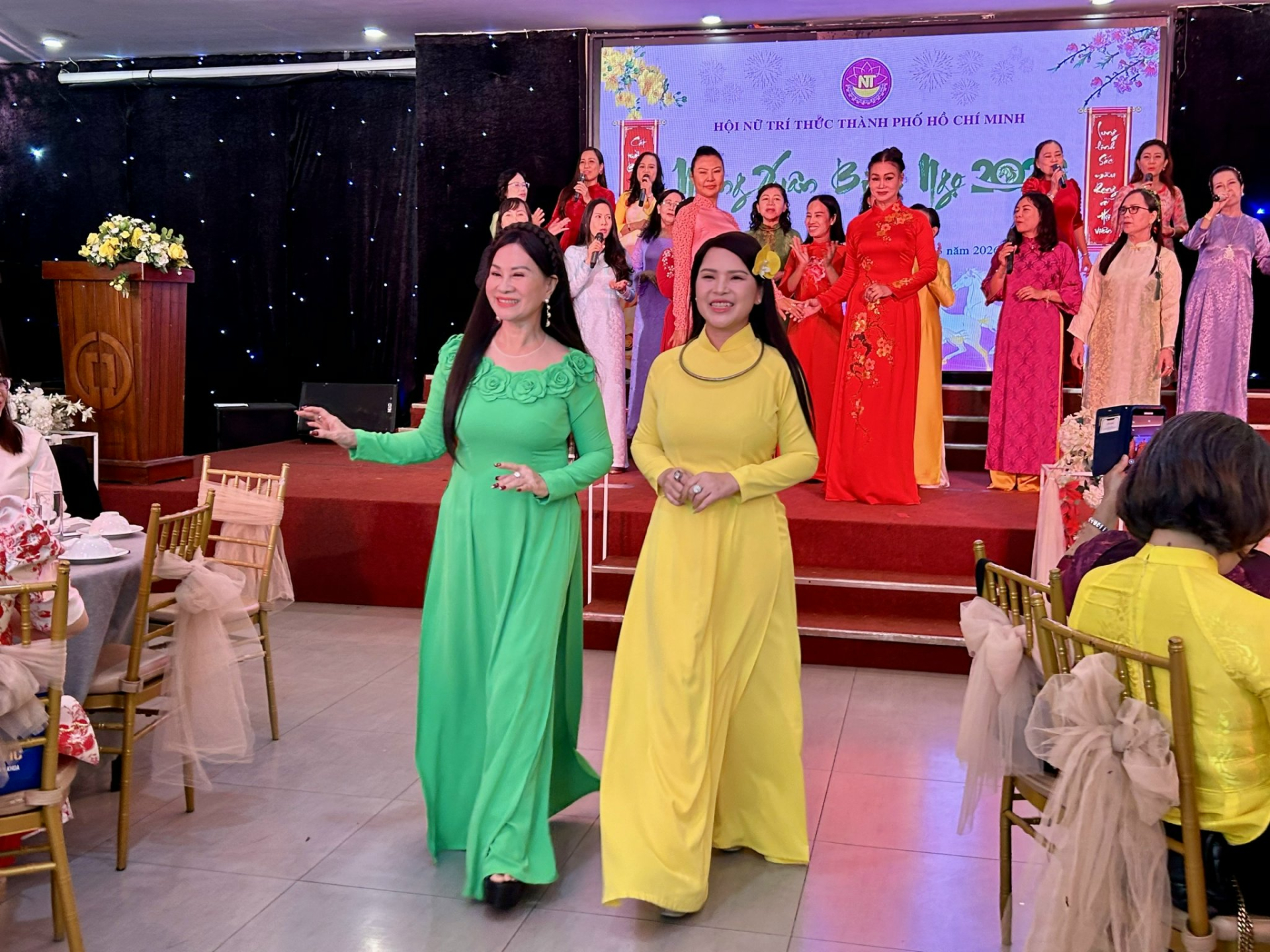 Các tiết mục thời trang áo dài được trình diễn tại buổi gặp mặt 