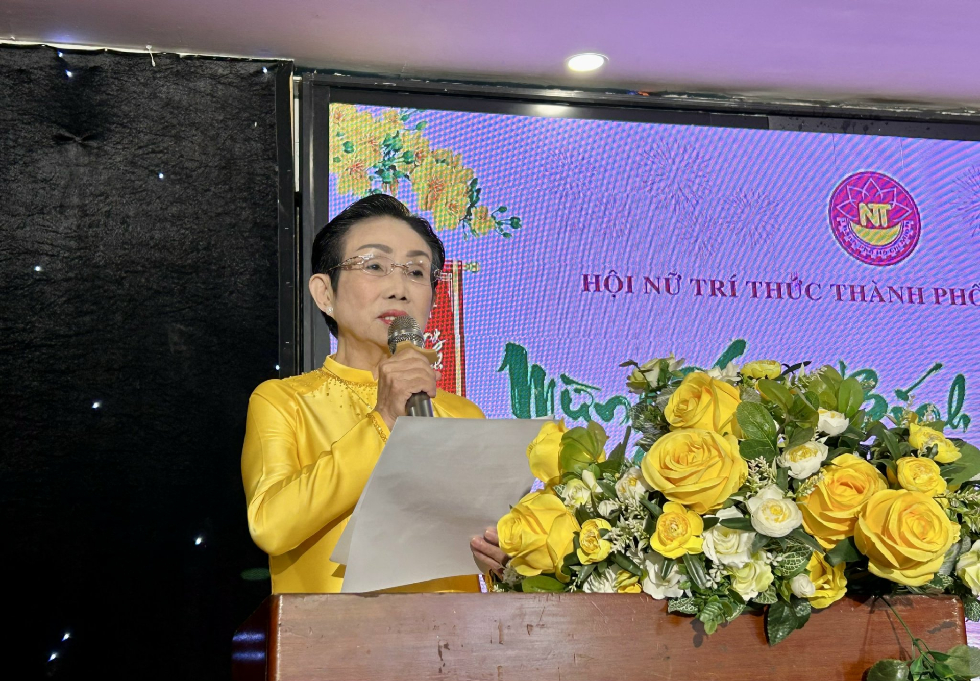 PGS.TS Trương Thị Hiền, Phó Chủ tịch Hội Nữ trí thức Việt Nam, Chủ tịch Hội Nữ trí thức TP.HCM, phát biểu tại buổi gặp mặt. Ảnh: Cẩm Viên. 