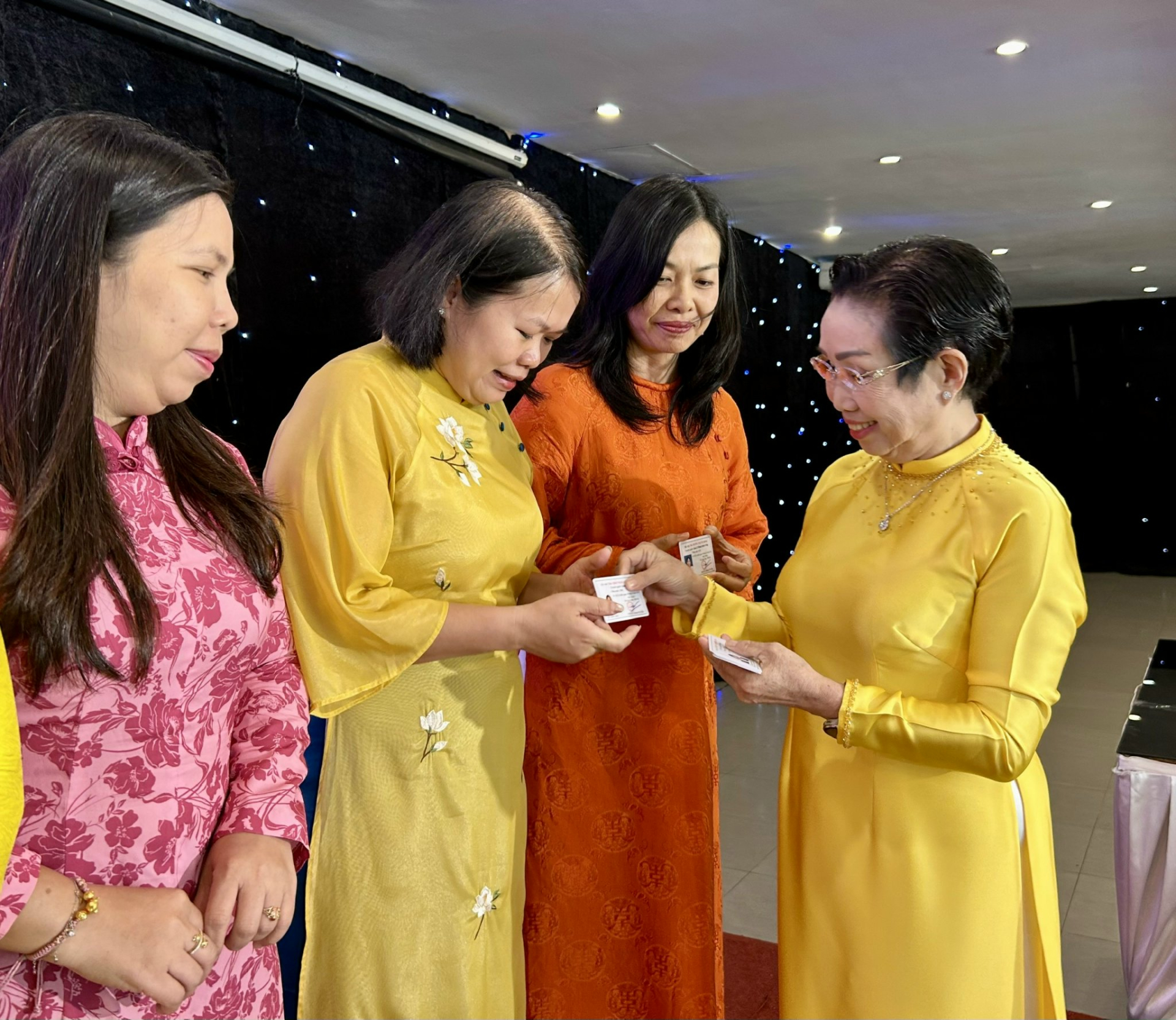  PGS.TS Trương Thị Hiền  Phó Chủ tịch Hội Nữ trí thức Việt Nam, Chủ tịch Hội Nữ trí thức TP.HCM trao thẻ cho các hội viên mới