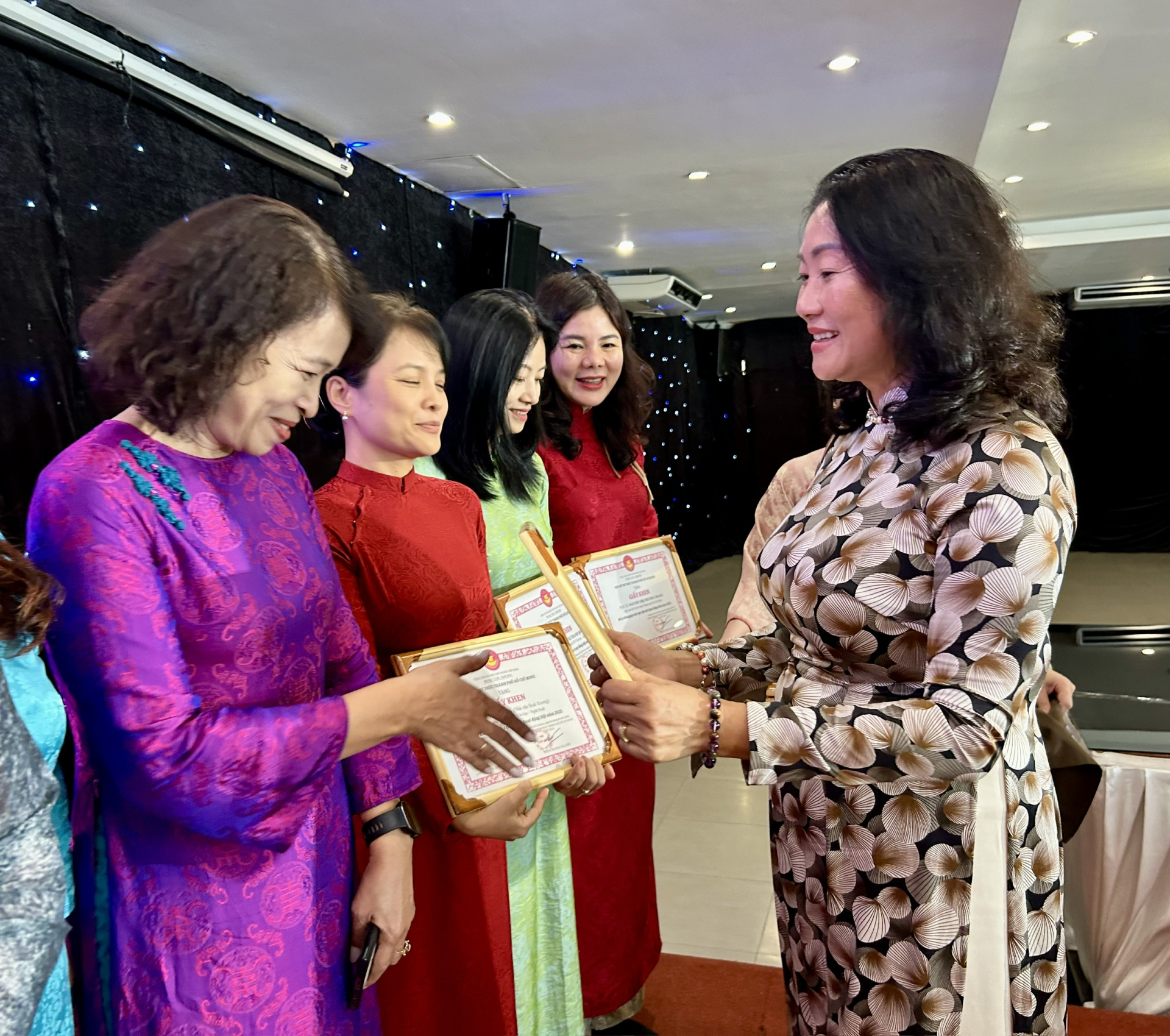 TS. Nguyễn Thị Thanh Mỹ - Phó Chủ tịch Thường trực Hội Nữ trí thức trao khen thưởng cho các cá nhân có thành tích xuất sắc