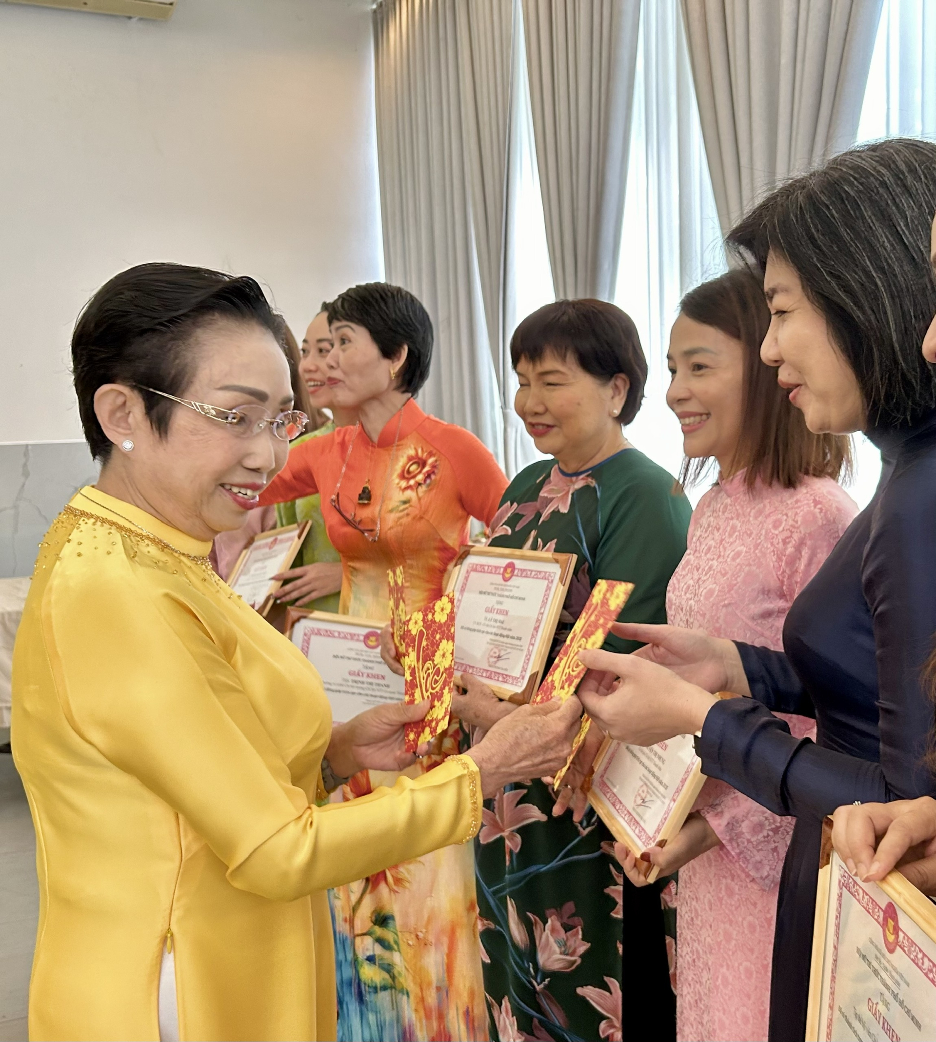 Hội Nữ Tri thức TP.HCM trao lì xì may mắn đầu năm cho các hội với kỳ vọng một năm đầy thành công trong công tác