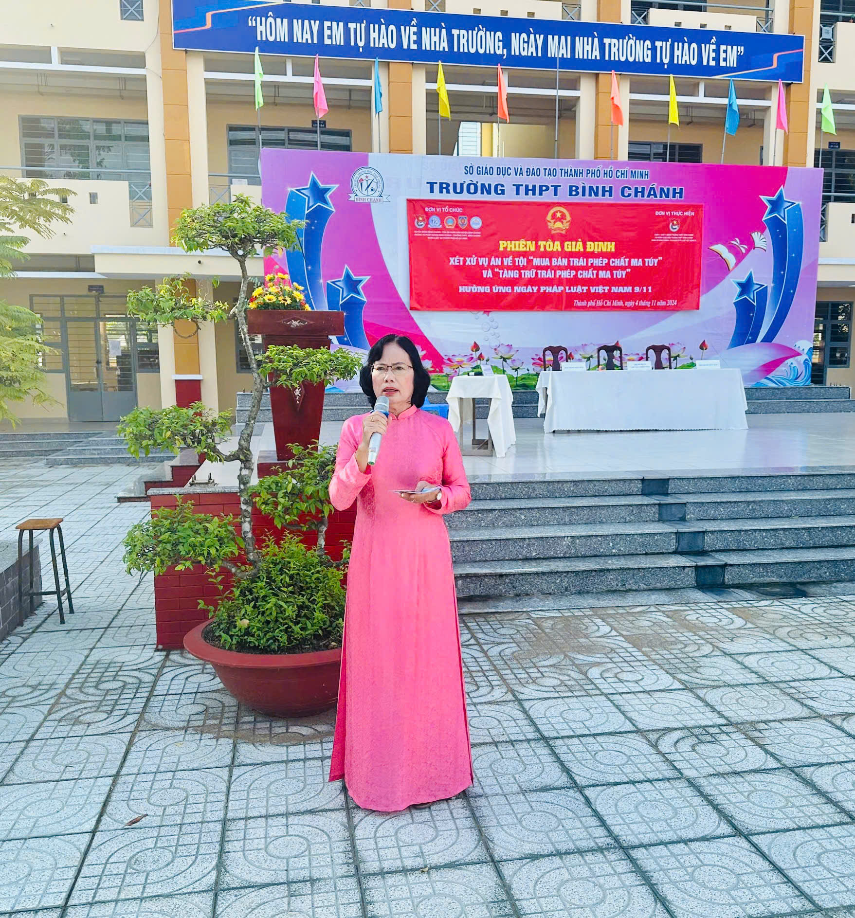 Ngoài việc đảm trách công việc chuyên môn, bà còn tham gia rất nhiều hoạt động xã hội.