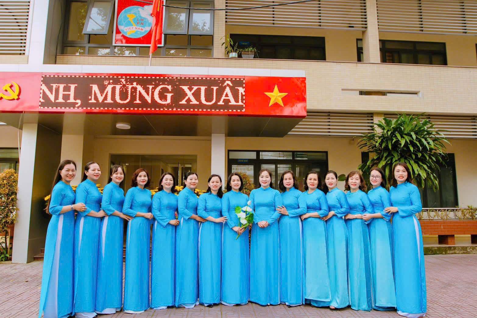 Rực rỡ sắc áo dài nơi công sở Quảng Ngãi.