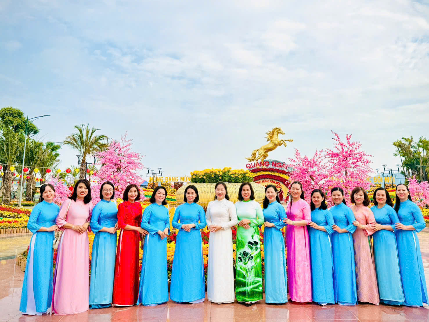 Nữ cán bộ Quảng Ngãi tỏa sáng trong Tuần lễ Áo dài, lan tỏa vẻ đẹp truyền thống 