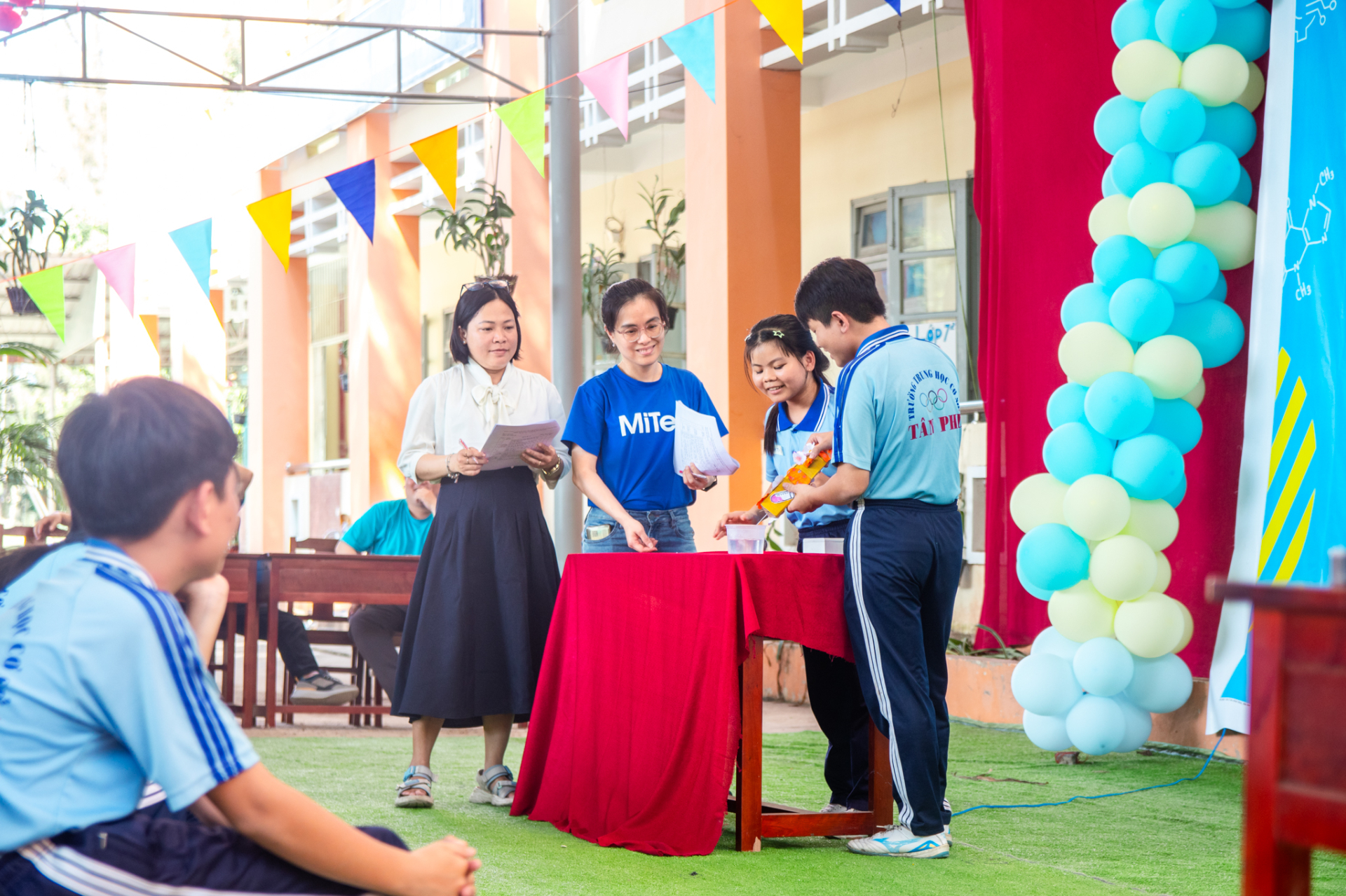 Ban giám khảo lắng nghe học sinh trình bày và thử nghiệm mô hình Máy đánh trứng cầm tay