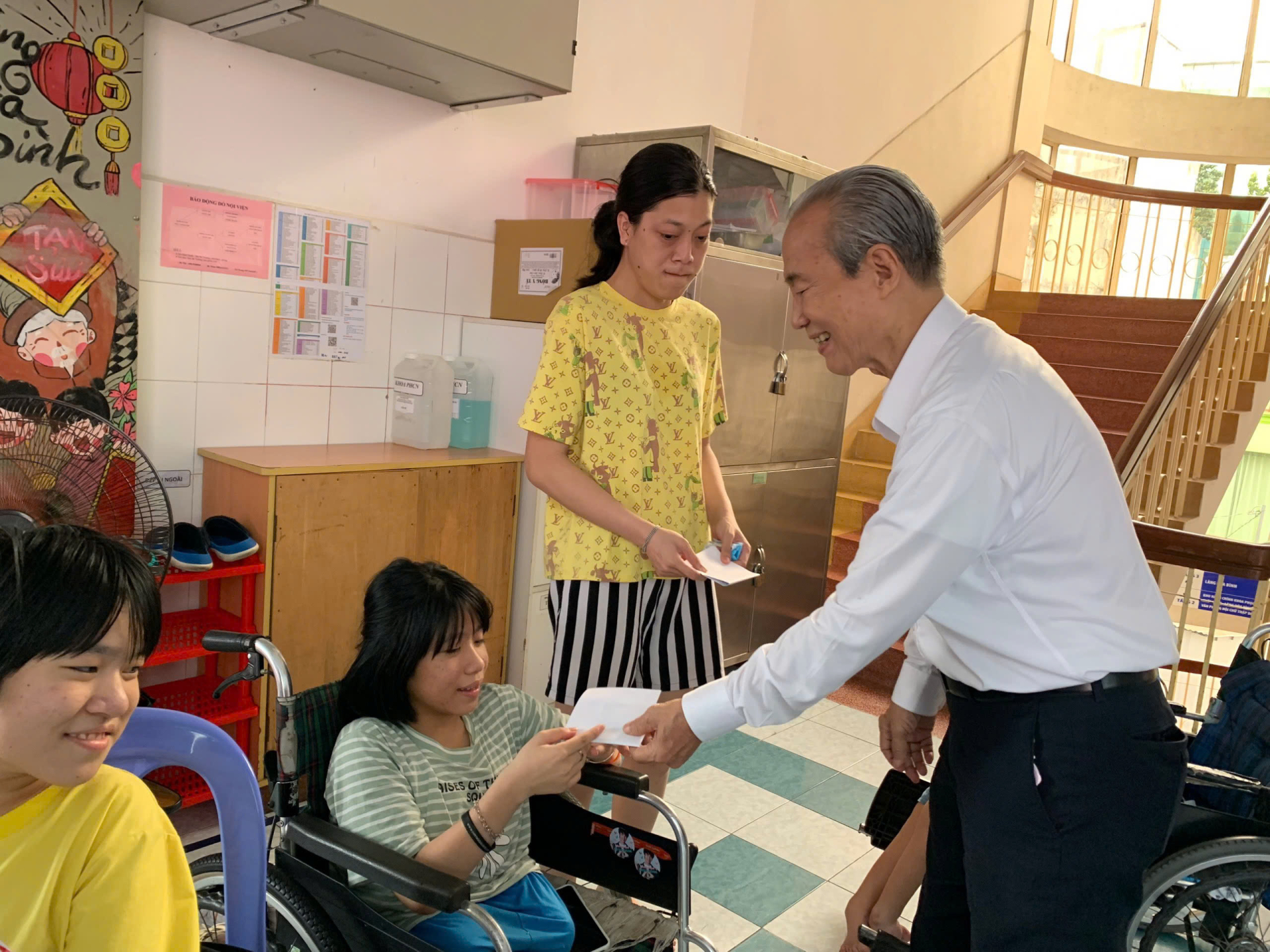 Tuy đã lớn tuổi nhưng ông Nguyễn Hữu Châu vẫn luôn đồng hành với những mãnh đời bất hạnh yếu thế trong xã hội. 