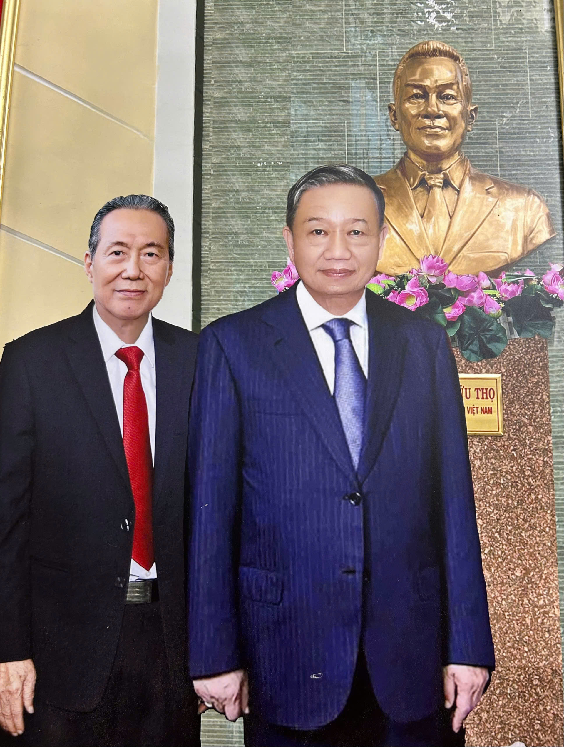 Tổng Bí thư Tô Lâm và ông Nguyễn Hữu Châu chụp hình lưu niệm trước tượng cố Luật sư, Quyền Chủ tịch nước Nguyễn Hữu Thọ.