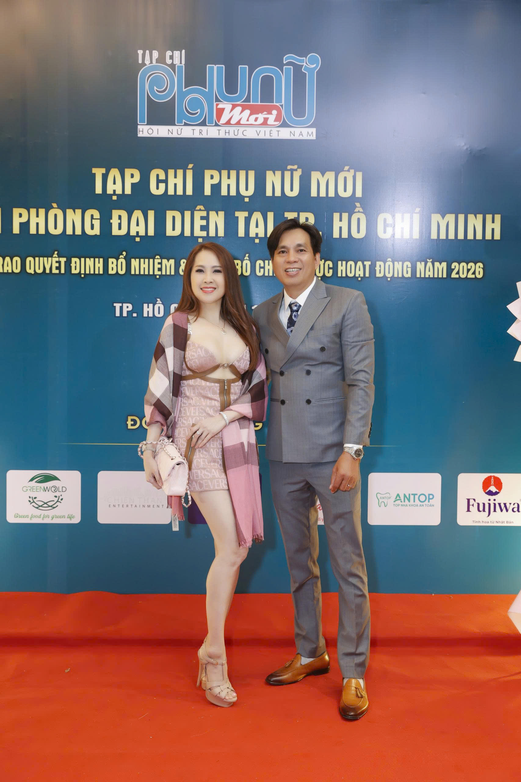 Diễn viên Minh Thư đến chúc mừng Tạp chí Phụ Nữ Mới. 