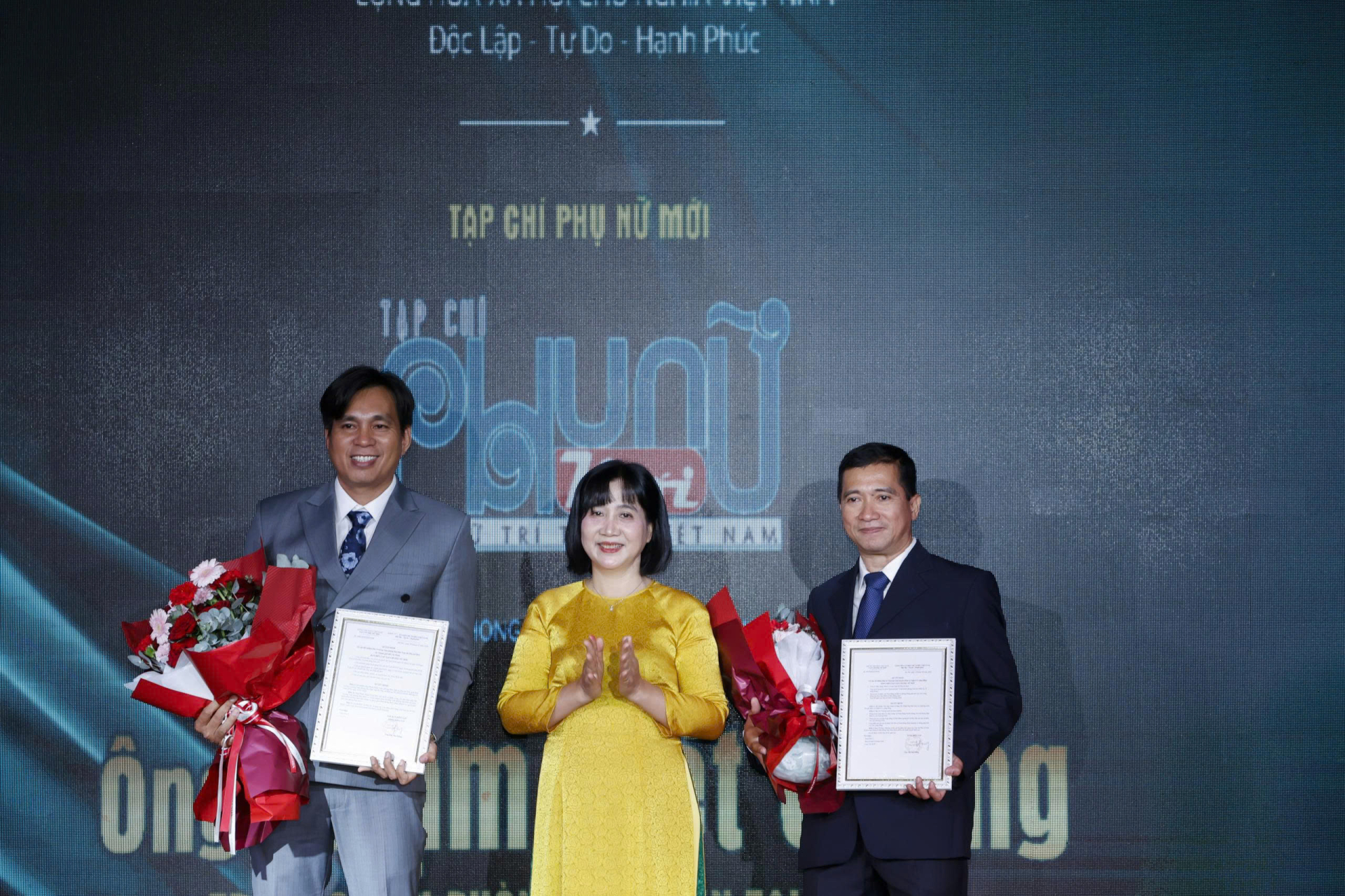 Nhà báo Phạm Việt Quang (bìa phải) giữ chức Trưởng Văn phòng đại diện, và nhà báo Phạm Ngọc Toại đảm nhiệm vị trí Phó Trưởng Văn phòng đại diện.