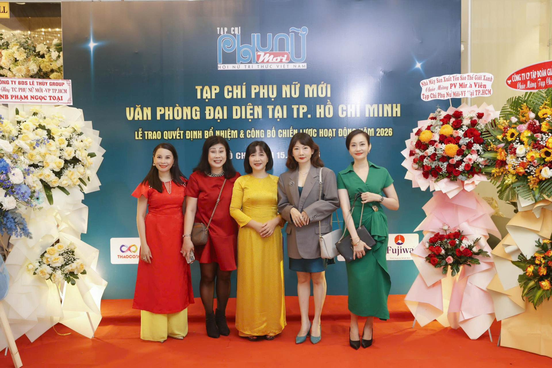 NSND Mỹ Uyên và rất nhiều nghệ sĩ đến chúc mừng chương trình. 