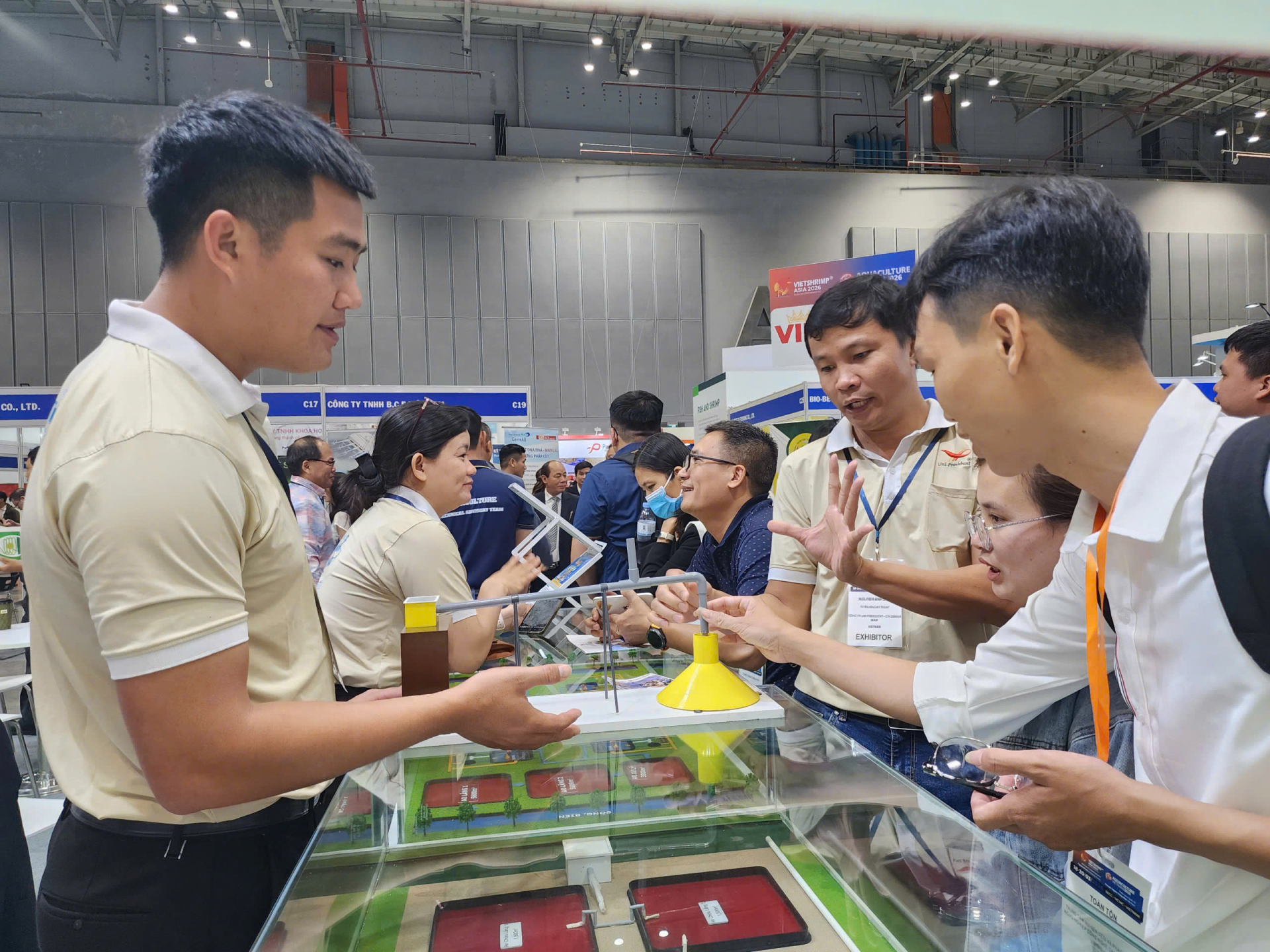 Đông đảo khách tham quan chuyên ngành tiếp cận các giải pháp công nghệ mới để nâng cao vị thế trong chuỗi giá trị thủy sản toàn cầu. Ảnh: BTC.