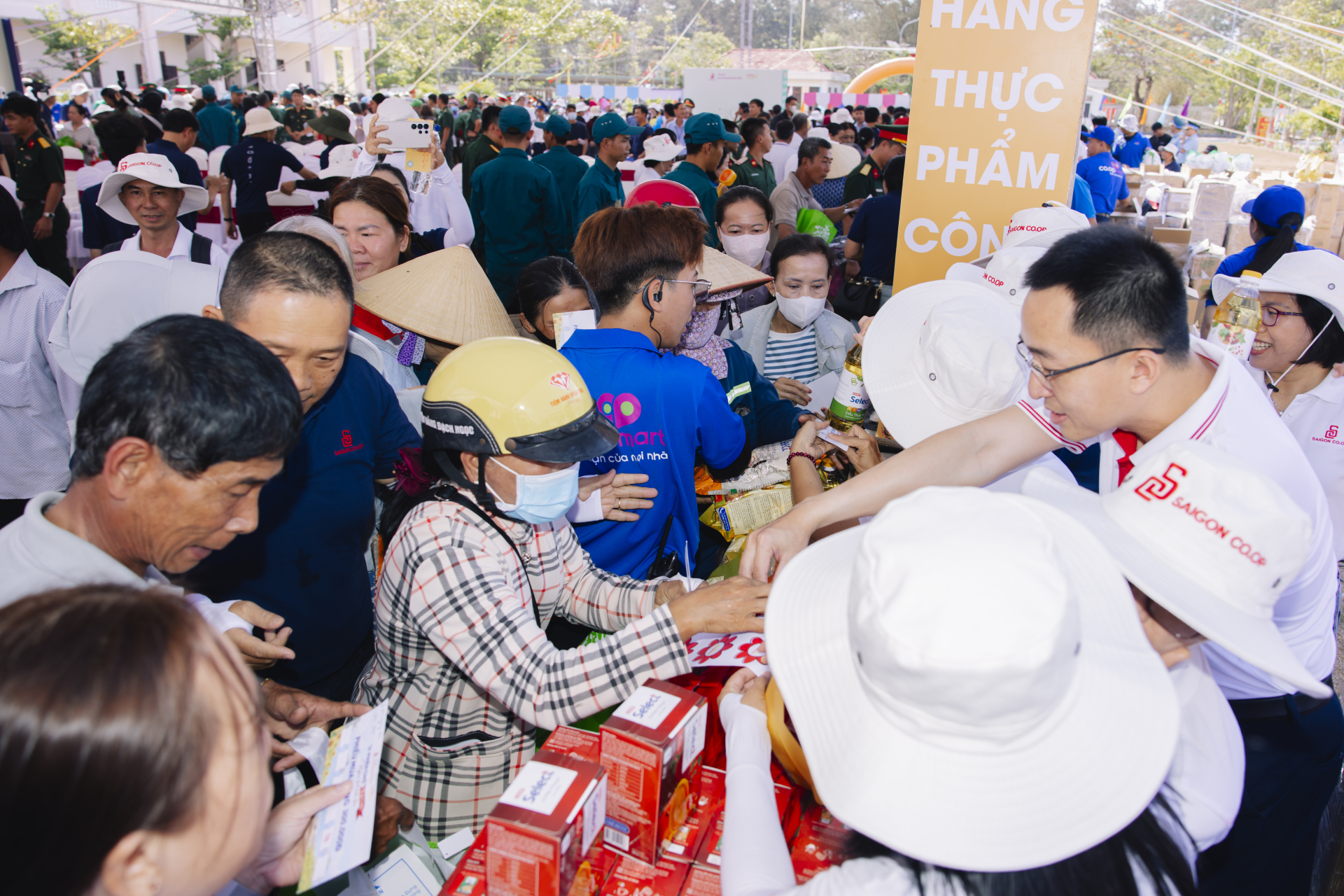 Bà con háo hức mua sắm tại Phiên chợ Nghĩa tình biển đảo