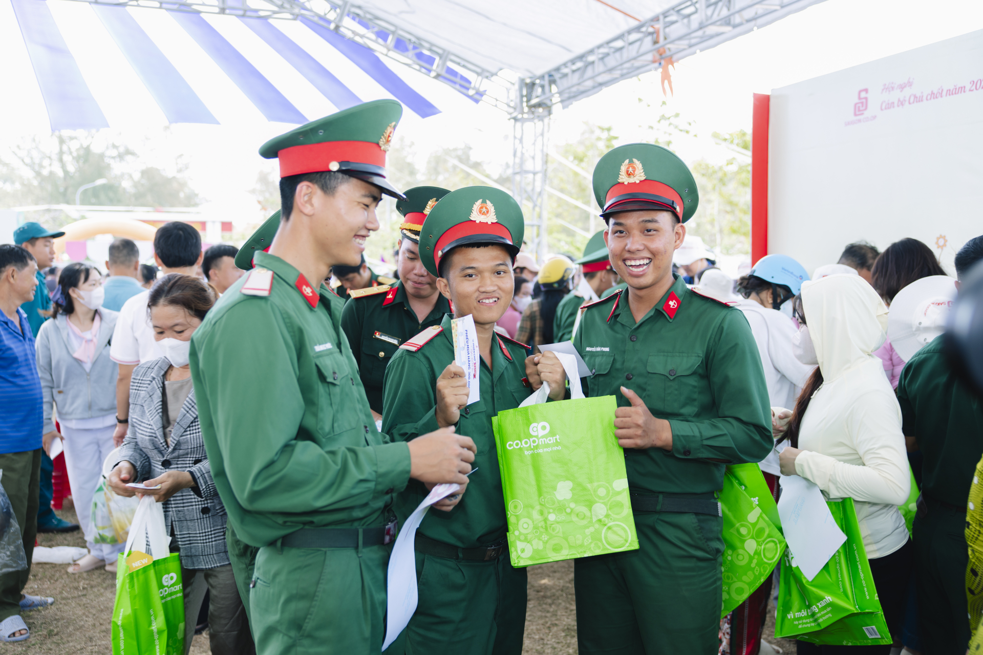 Các cán bộ, chiến sĩ bộ độ náo nhiệt mua sắm tại Phiên chợ