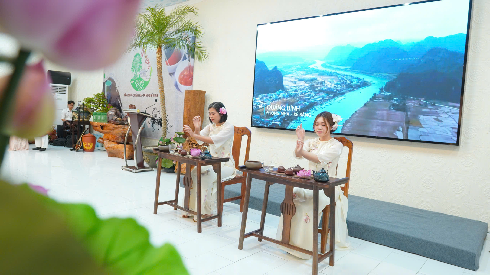 Biểu diễn pha trà tại sự kiện. 