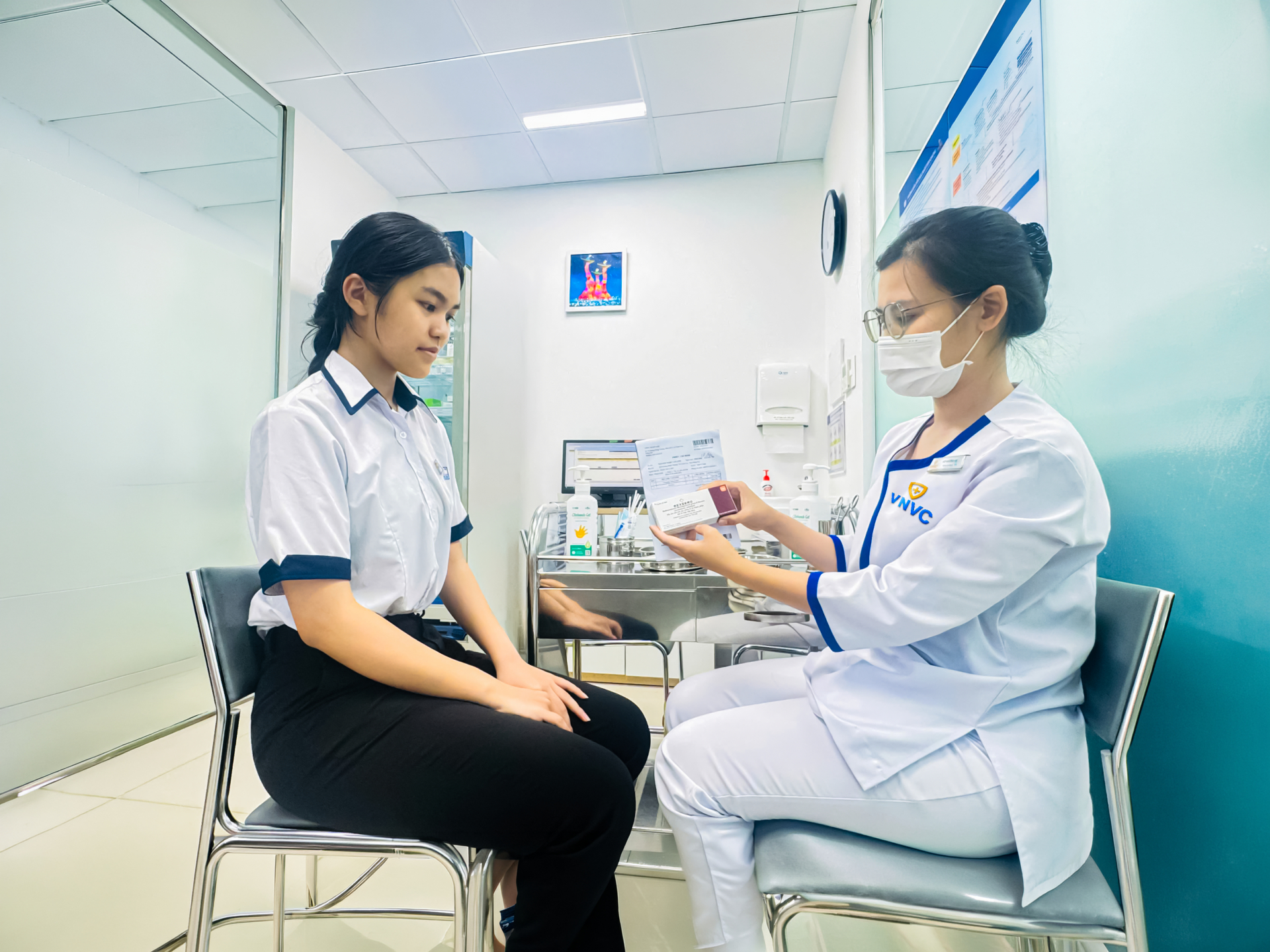 Học sinh tiêm não mô cầu tại VNVC Xuân Lộc, Đồng Nai.