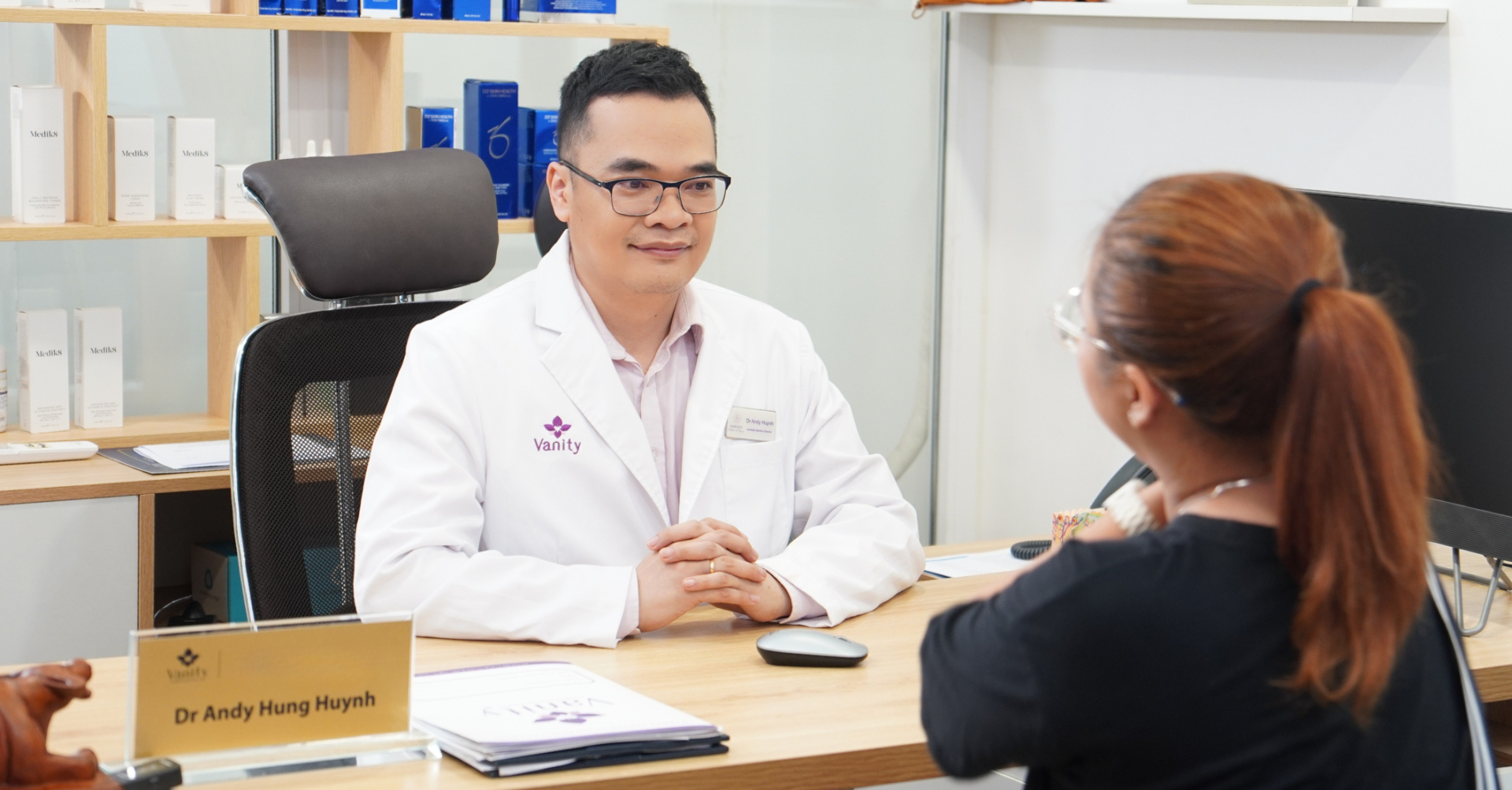 ThS.BS. Huỳnh Ngọc Hưng - nhà sáng lập hệ thống phòng khám Vanity có hơn 10 năm kinh nghiệm trong lĩnh vực thẩm mỹ nội khoa, với quá trình hành nghề tại Anh Quốc và cố vấn chuyên môn tại Việt Nam