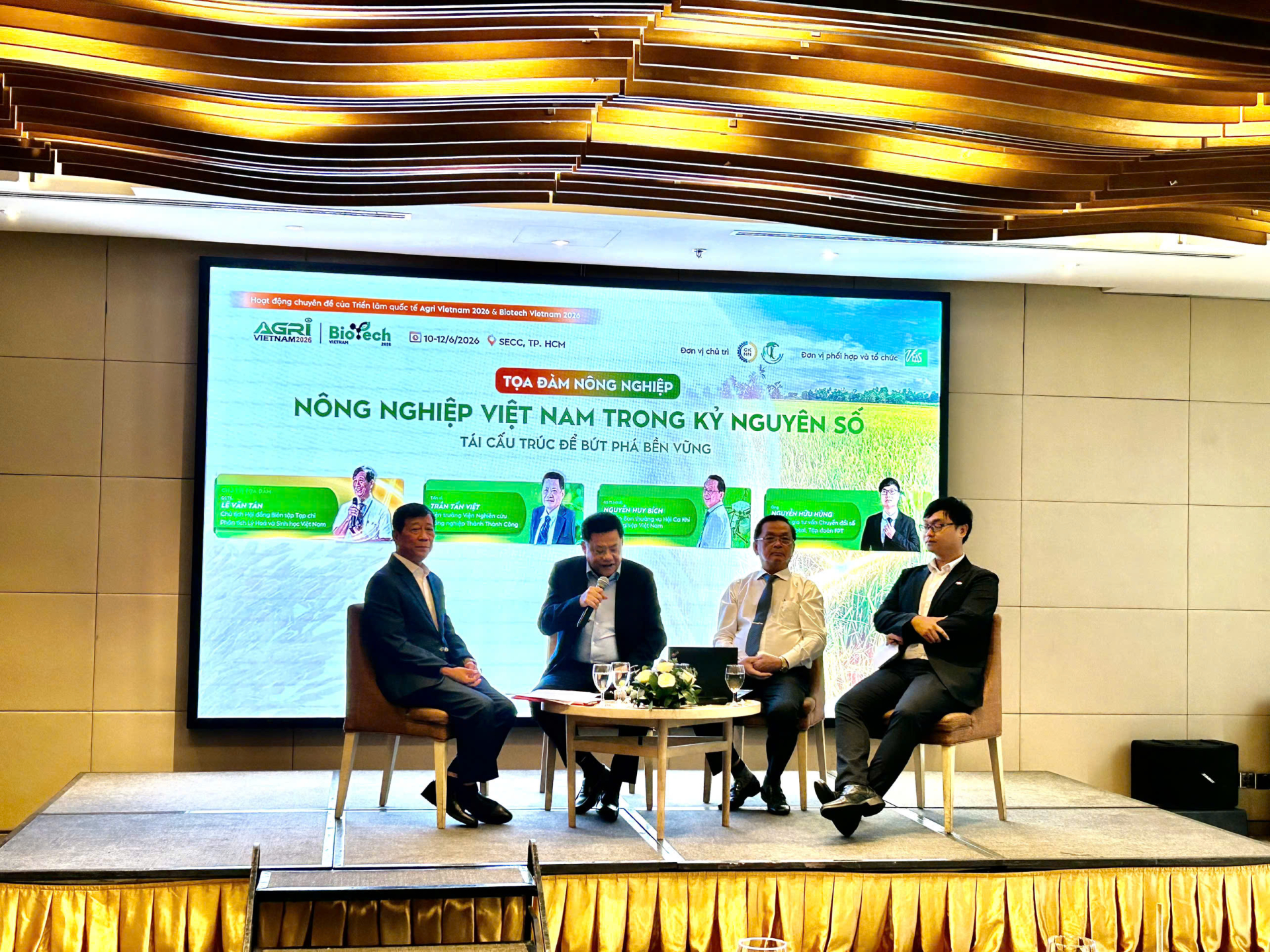 Các chuyên gia chia sẻ tại chương trình. 