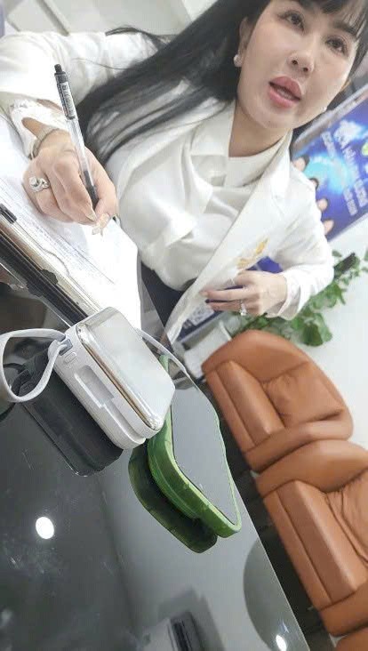 “Bác sĩ Bella” trong trang phục gần giống áo blouse đang chỉ định dịch vụ đại phẫu (có gây mê) cho khách hàng. Ảnh cắt từ clip.