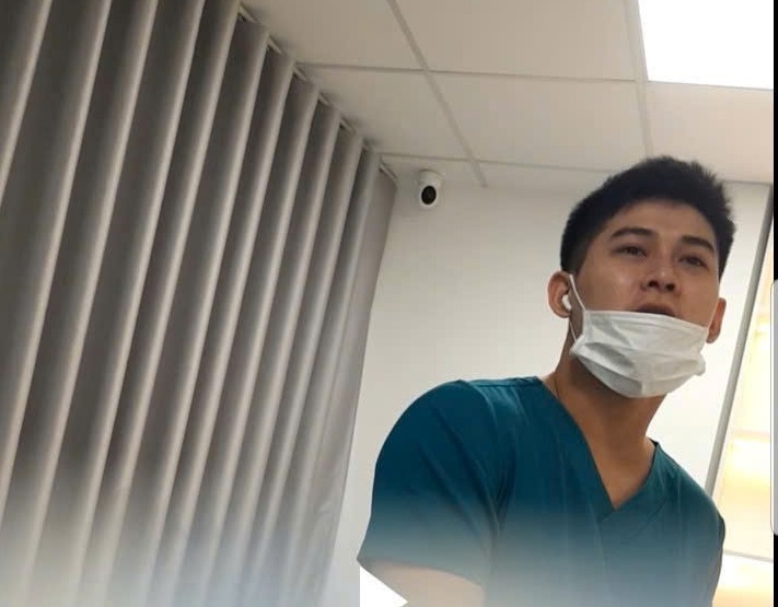 Nhân viên tên Kiệt của cơ sở Strong Medical Center trong quá trình bảo hành dịch vụ cho ông ông Nguyễn Tấn Hùng đã tư vấn thêm cho ông dịch vụ “tiêm tinh hoàn” với giá 50 triệu đồng. Ảnh cắt từ clip.