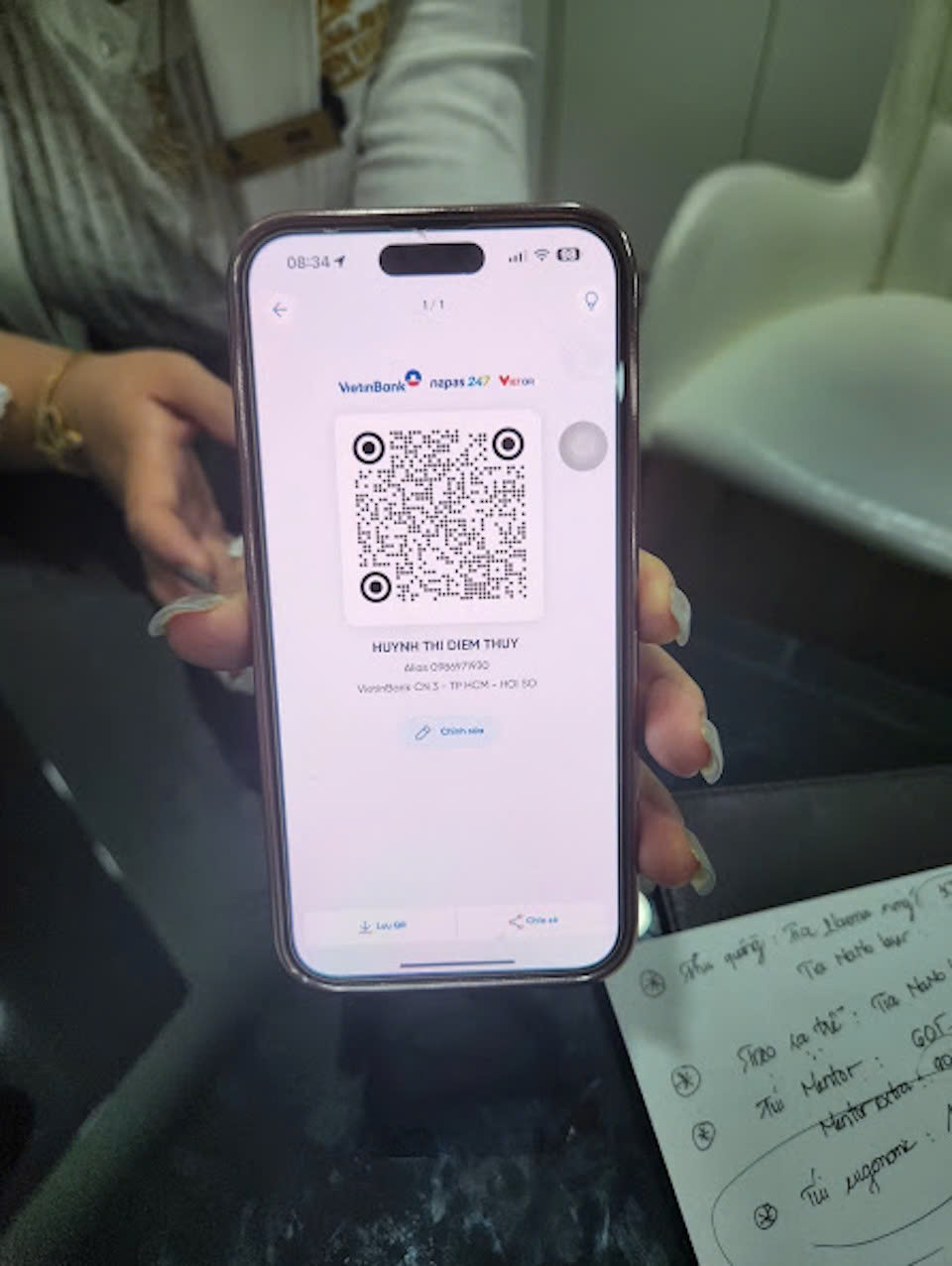 Sau quá trình tư vấn, nhân viên Phòng khám Kathleen Luxury hướng dẫn khách hàng chuyển tiền đặt cọc 10 triệu đồng vào tài khoản cá nhân mang tên Huỳnh Thị Diễm Thúy (số điện thoại liên kết 0986 971…) và tài khoản SeABank mang tên Lê Thị Bích Hà (STK 0901209…).