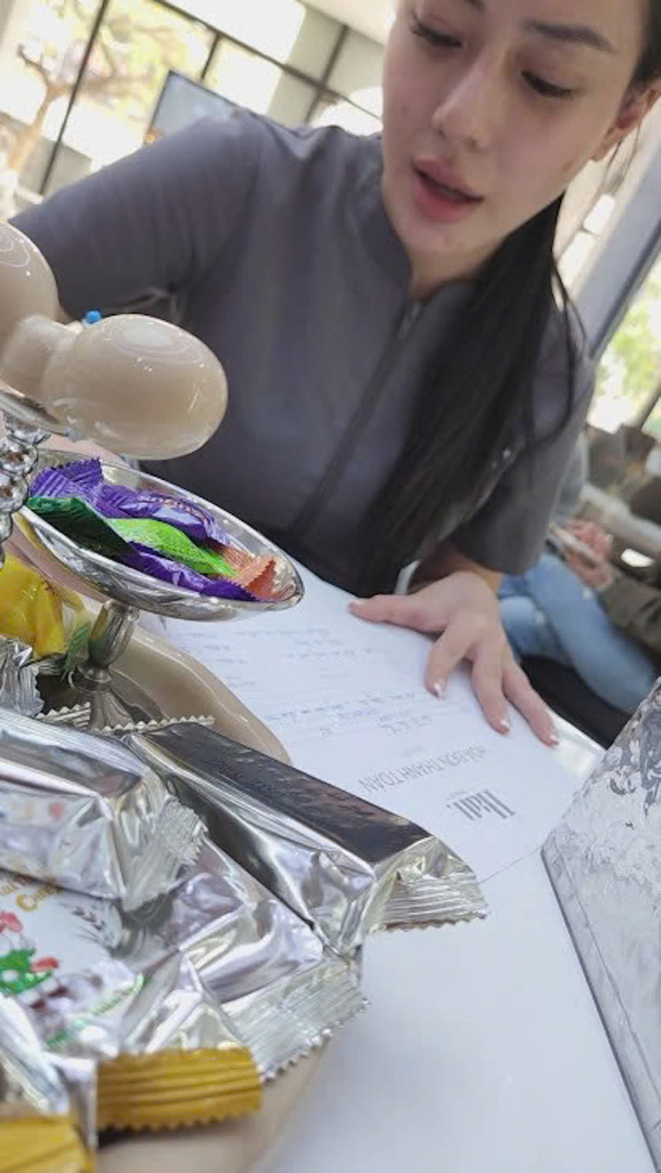 Nhân viên của Han Beauty Center khẳng định ca đại phẫu sẽ thực hiện tại Bệnh viện Quốc tế City, và sau khi xuất viện, bệnh nhân sẽ được lưu trú lại tại Phòng khám Han Beauty Center để chăm sóc hậu phẫu. Ảnh cắt từ clip.