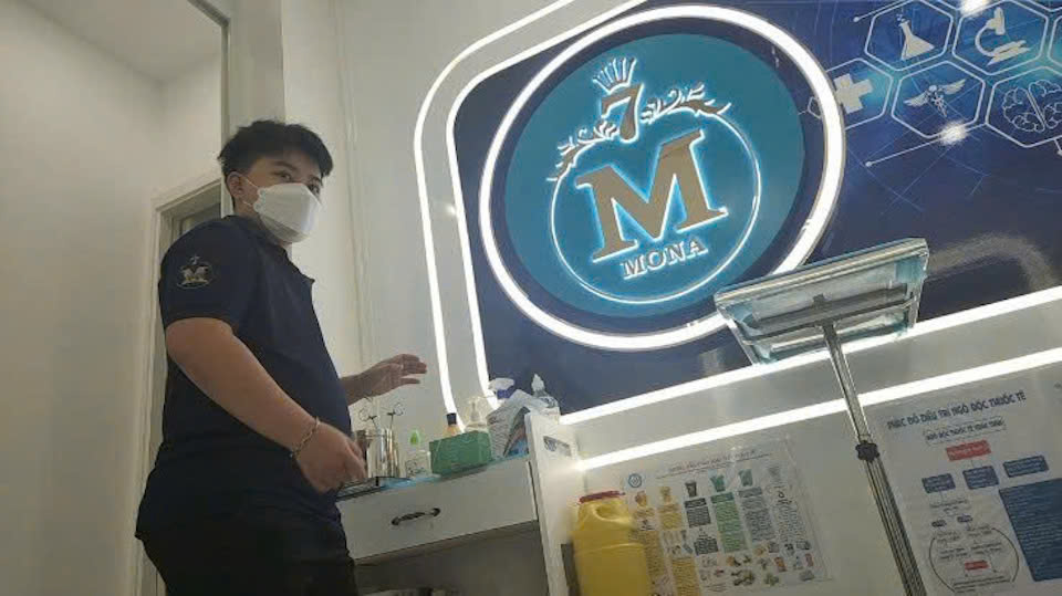 Để chuẩn bị cho ca treo ngực (bằng phương pháp tiền mê ngay tại phòng khám), nhân viên Phòng khám MONA chuẩn bị dụng cụ để thực hiện lấy máu xét nghiệm cho khách hàng. Ảnh cắt từ clip.