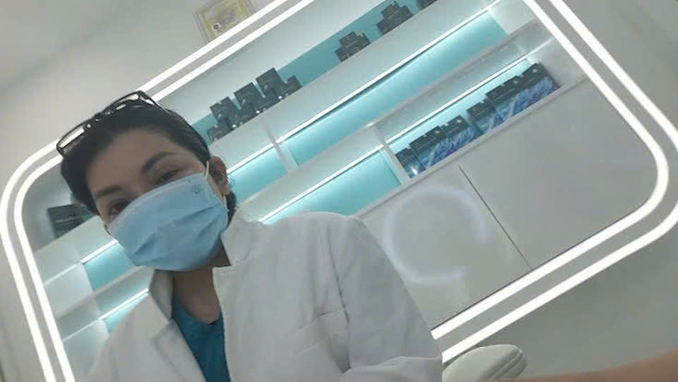 Người phụ nữ tự giới thiệu là “bác sĩ Thảo” để hành nghề tại Phòng khám MONA. Ảnh cắt từ clip.