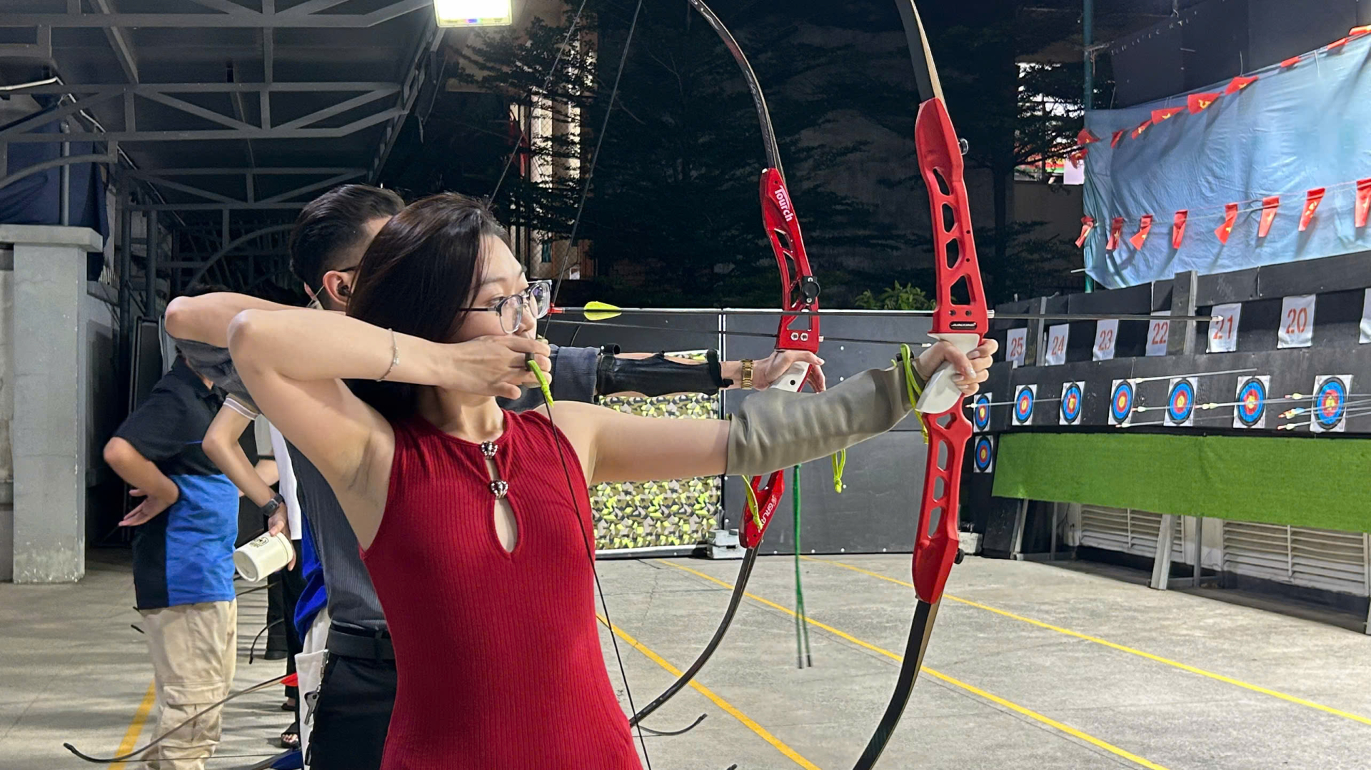 Giữa nhịp sống số, giới trẻ tìm “khoảng lặng” từ bắn cung. Ảnh: Cẩm Viên.