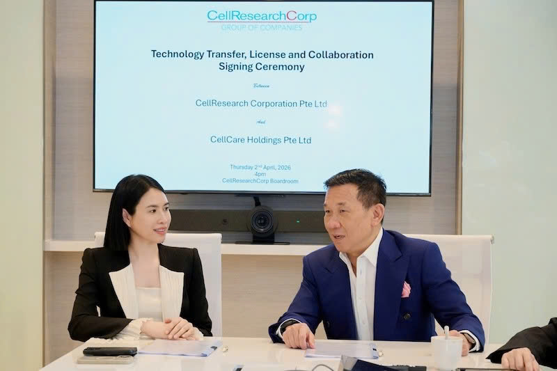 Bà Lê Ánh Tuyết, Đại diện Hội đồng quản trị Cellcare Holdings ký kết hợp tác cùng ông Ivor J Lim, Giám đốc sáng lập kiêm Giám đốc Y khoa, Tập đoàn CellResearch Corporation.