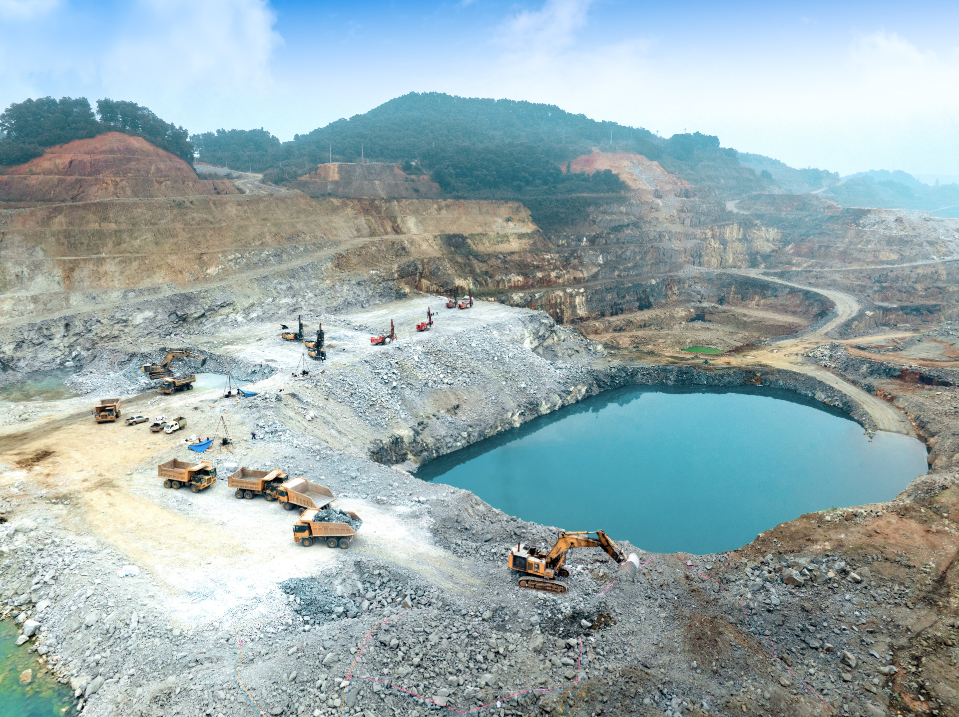 Khai trường nhộn nhịp tại Moong khai thác.